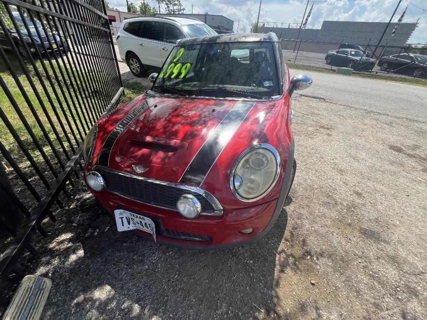 2009 RED MINI CLUBMAN John Cooper Works (WMWMM93579T) with an 1.6L L4 DOHC 16V TURBO engine, MANUAL transmission, located at 2303 West Mt. Houston, Houston, Texas, 77038, (281) 507-3956, 29.771597, -95.339569 - Photo#5