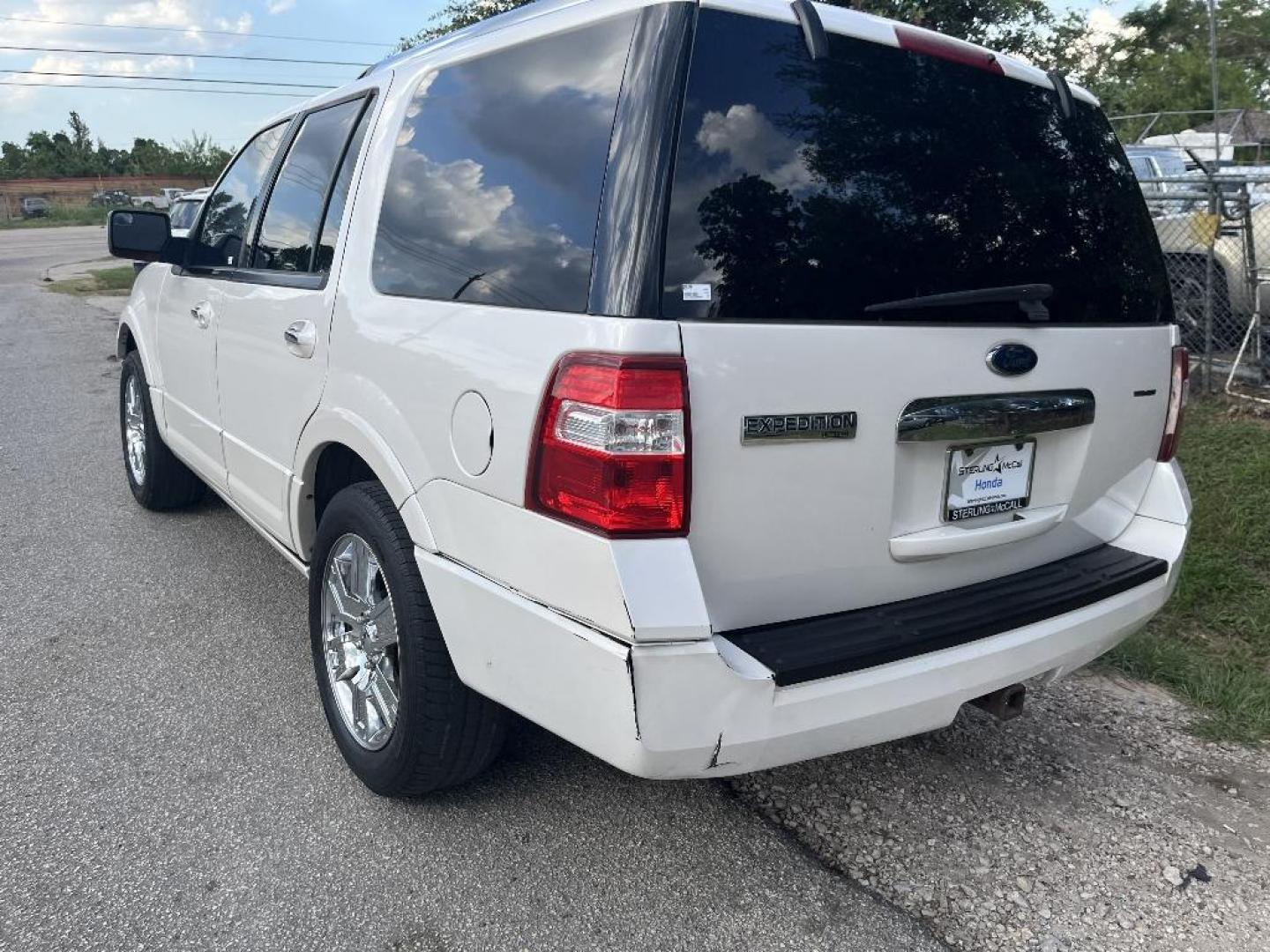 2010 WHITE FORD EXPEDITION Limited 2WD (1FMJU1K58AE) with an 5.4L V8 SOHC 16V FFV engine, AUTOMATIC transmission, located at 2303 West Mt. Houston, Houston, Texas, 77038, (281) 507-3956, 29.771597, -95.339569 - Photo#1