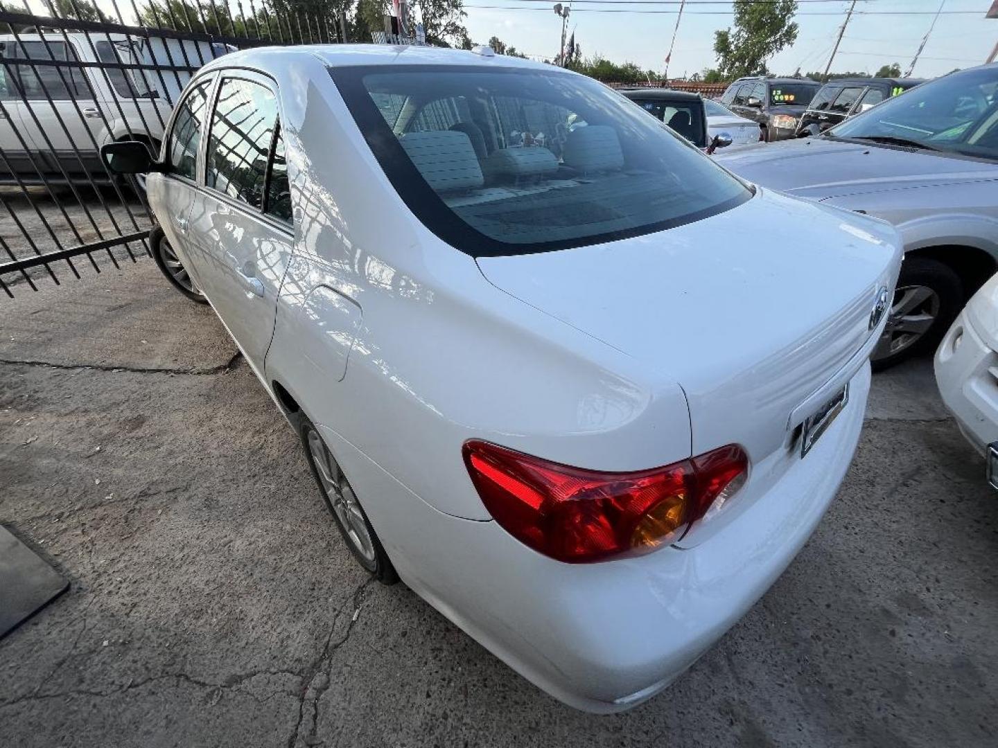 2010 WHITE TOYOTA COROLLA LE 4-Speed AT (2T1BU4EE9AC) with an 1.8L L4 DOHC 16V engine, AUTOMATIC transmission, located at 2303 West Mt. Houston, Houston, Texas, 77038, (281) 507-3956, 29.771597, -95.339569 - Photo#1