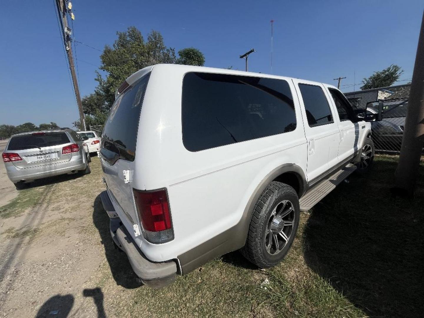 2001 WHITE FORD EXCURSION Limited 2WD (1FMNU42S31E) with an 6.8L V10 SOHC 20V engine, AUTOMATIC transmission, located at 2303 West Mt. Houston, Houston, Texas, 77038, (281) 507-3956, 29.771597, -95.339569 - Photo#2