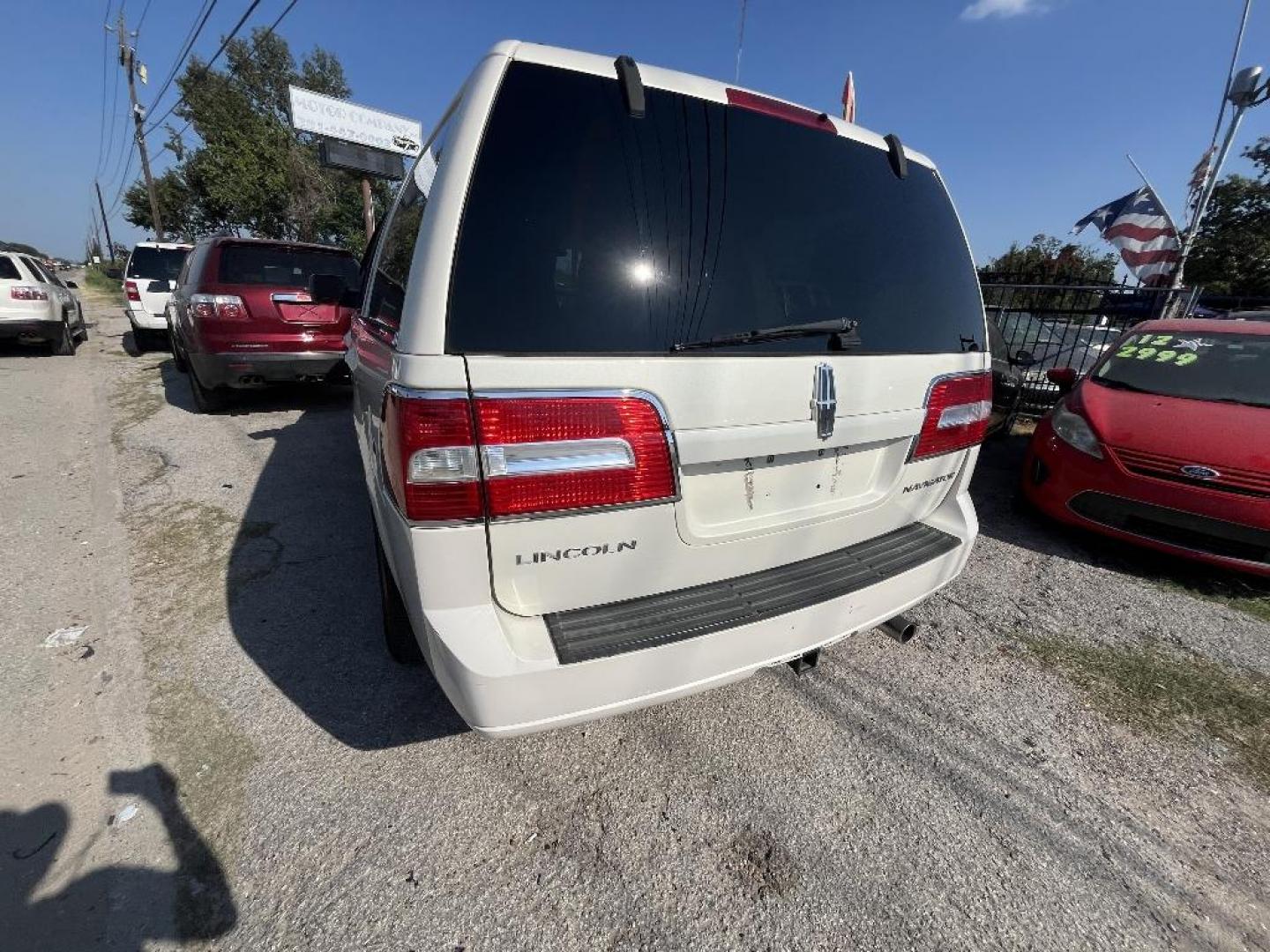 2007 WHITE LINCOLN NAVIGATOR 2WD Luxury (5LMFU27537L) with an 5.4L V8 SOHC 24V engine, AUTOMATIC transmission, located at 2303 West Mt. Houston, Houston, Texas, 77038, (281) 507-3956, 29.771597, -95.339569 - Photo#1