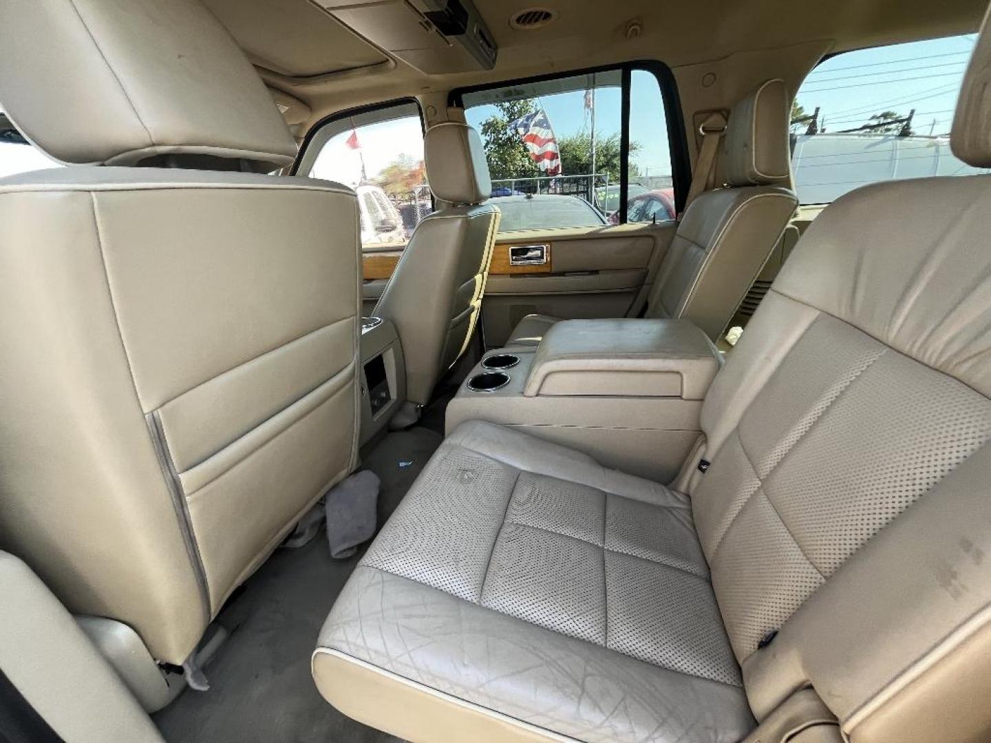 2007 WHITE LINCOLN NAVIGATOR 2WD Luxury (5LMFU27537L) with an 5.4L V8 SOHC 24V engine, AUTOMATIC transmission, located at 2303 West Mt. Houston, Houston, Texas, 77038, (281) 507-3956, 29.771597, -95.339569 - Photo#2