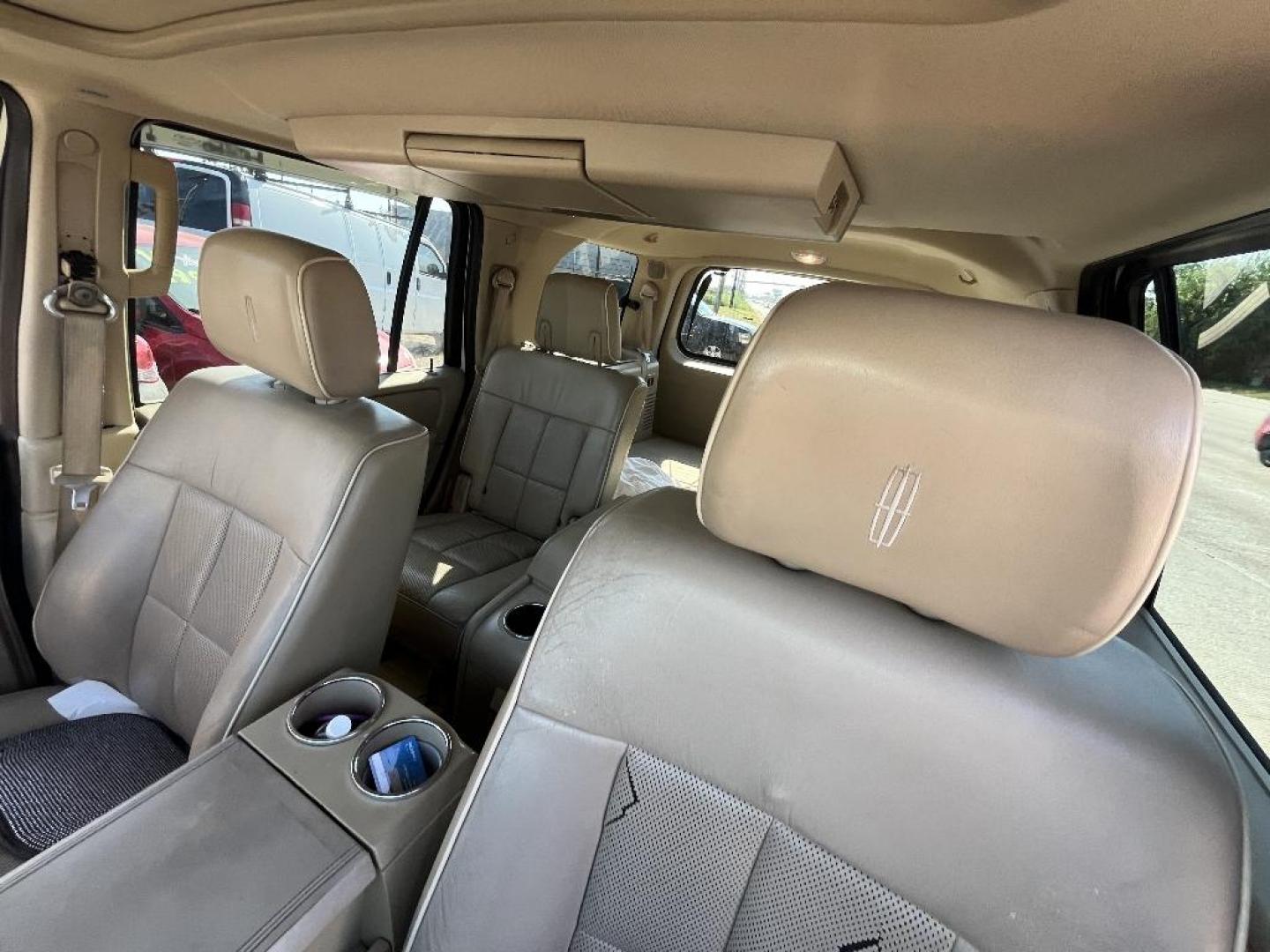 2007 WHITE LINCOLN NAVIGATOR 2WD Luxury (5LMFU27537L) with an 5.4L V8 SOHC 24V engine, AUTOMATIC transmission, located at 2303 West Mt. Houston, Houston, Texas, 77038, (281) 507-3956, 29.771597, -95.339569 - Photo#5