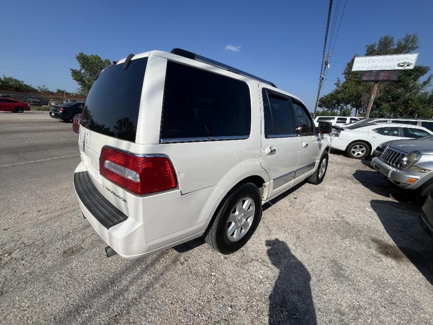 2007 WHITE LINCOLN NAVIGATOR 2WD Luxury (5LMFU27537L) with an 5.4L V8 SOHC 24V engine, AUTOMATIC transmission, located at 2303 West Mt. Houston, Houston, Texas, 77038, (281) 507-3956, 29.771597, -95.339569 - Photo#6