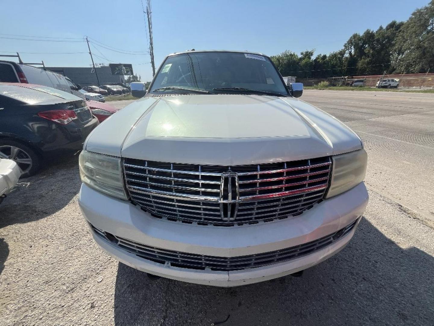 2007 WHITE LINCOLN NAVIGATOR 2WD Luxury (5LMFU27537L) with an 5.4L V8 SOHC 24V engine, AUTOMATIC transmission, located at 2303 West Mt. Houston, Houston, Texas, 77038, (281) 507-3956, 29.771597, -95.339569 - Photo#8