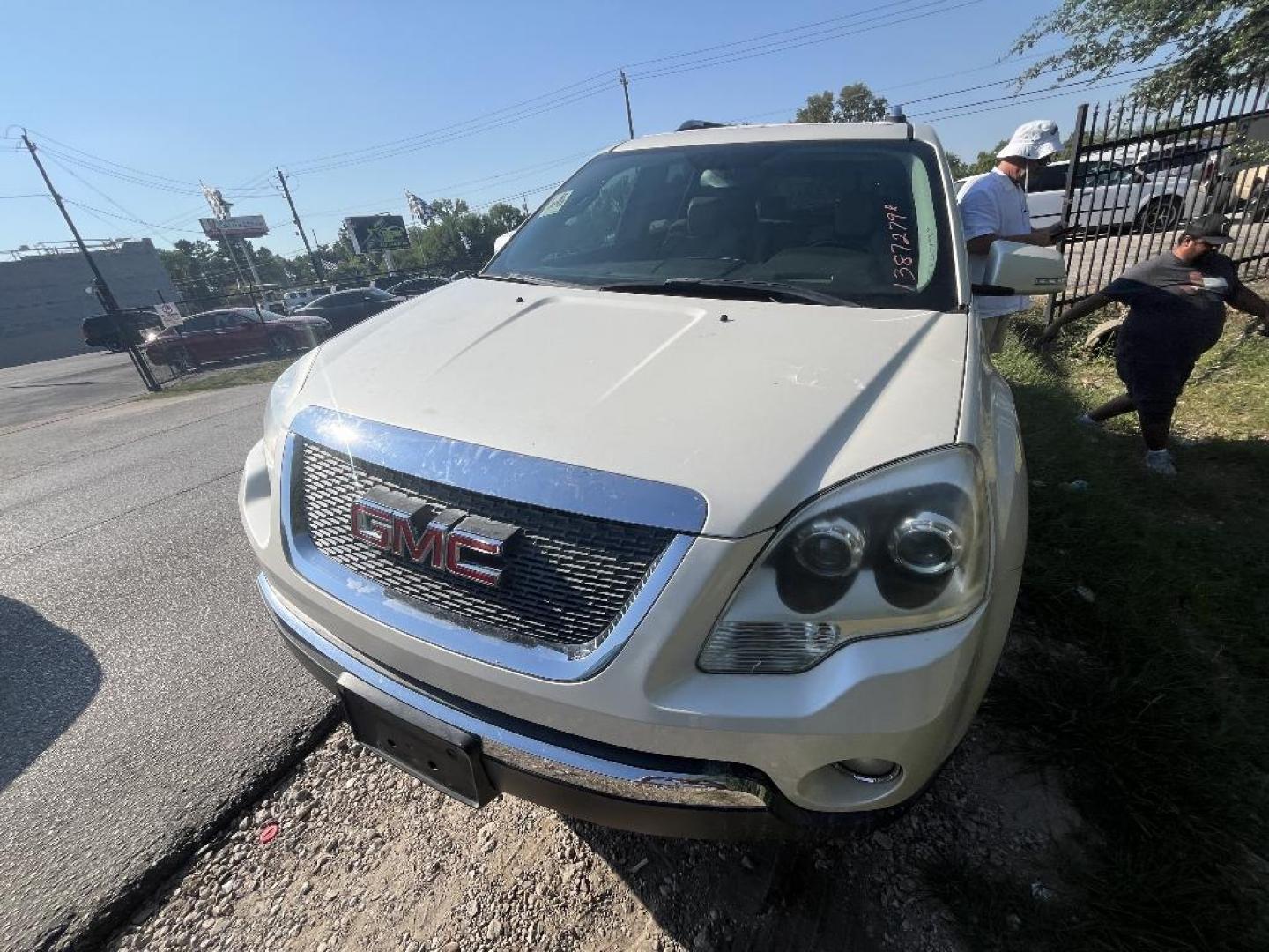 2008 WHITE GMC ACADIA SLT-2 FWD (1GKER33798J) with an 3.6L V6 DOHC 24V engine, AUTOMATIC transmission, located at 2303 West Mt. Houston, Houston, Texas, 77038, (281) 507-3956, 29.771597, -95.339569 - Photo#1