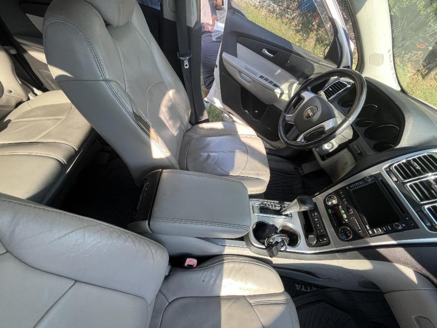 2008 WHITE GMC ACADIA SLT-2 FWD (1GKER33798J) with an 3.6L V6 DOHC 24V engine, AUTOMATIC transmission, located at 2303 West Mt. Houston, Houston, Texas, 77038, (281) 507-3956, 29.771597, -95.339569 - Photo#5