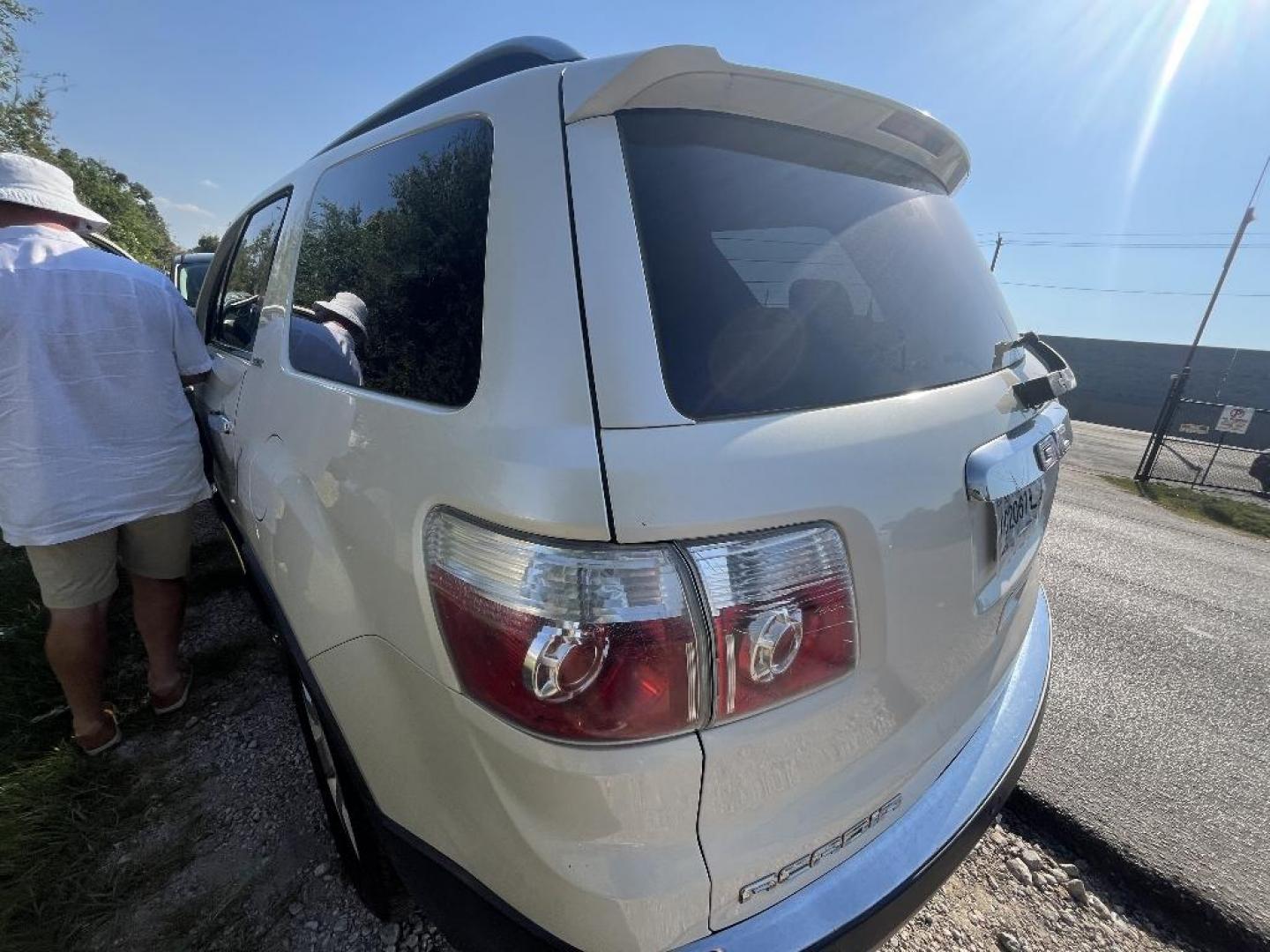 2008 WHITE GMC ACADIA SLT-2 FWD (1GKER33798J) with an 3.6L V6 DOHC 24V engine, AUTOMATIC transmission, located at 2303 West Mt. Houston, Houston, Texas, 77038, (281) 507-3956, 29.771597, -95.339569 - Photo#7