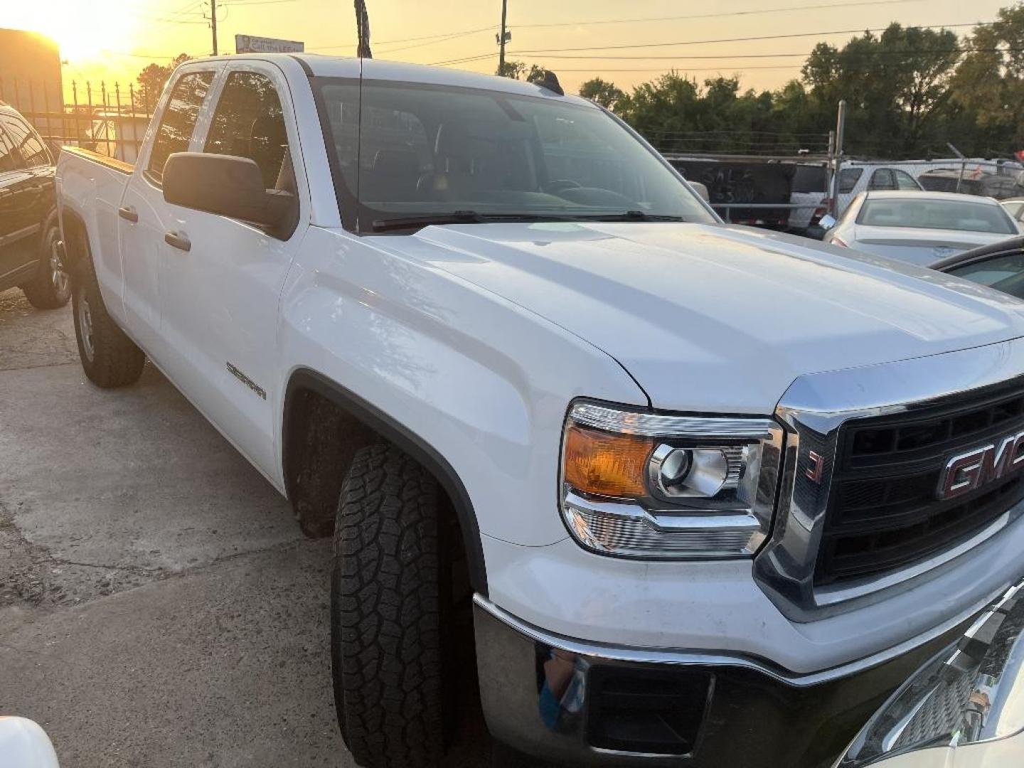 2015 WHITE GMC SIERRA 1500 Base Double Cab 2WD (1GTR1TEC8FZ) with an 5.3L V8 OHV 16V engine, AUTOMATIC transmission, located at 2303 West Mt. Houston, Houston, Texas, 77038, (281) 507-3956, 29.771597, -95.339569 - Photo#0