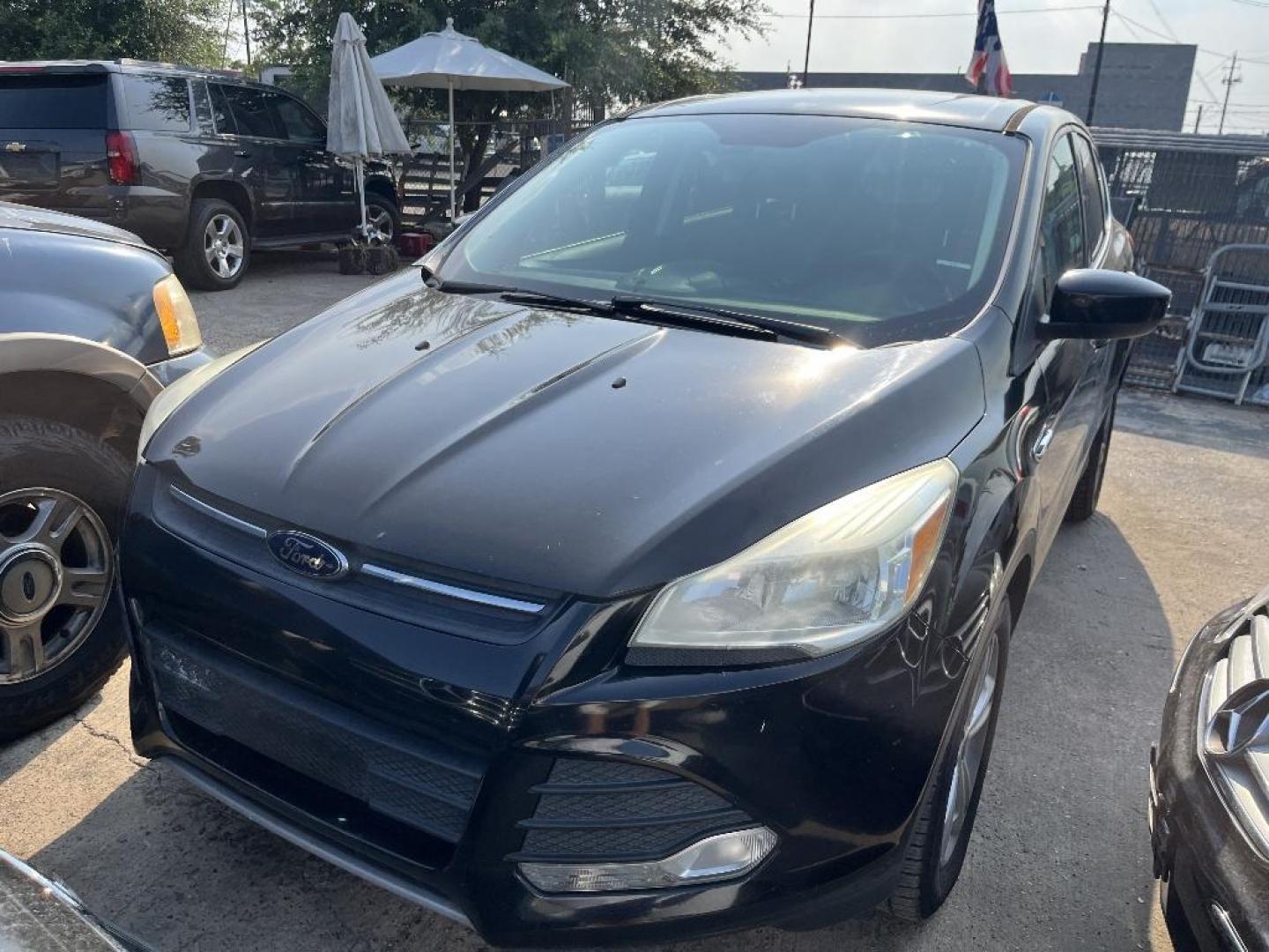 2016 BLACK FORD ESCAPE SE FWD (1FMCU0G75GU) with an 2.5L L4 DOHC 16V engine, AUTOMATIC transmission, located at 2303 West Mt. Houston, Houston, Texas, 77038, (281) 507-3956, 29.771597, -95.339569 - Photo#0