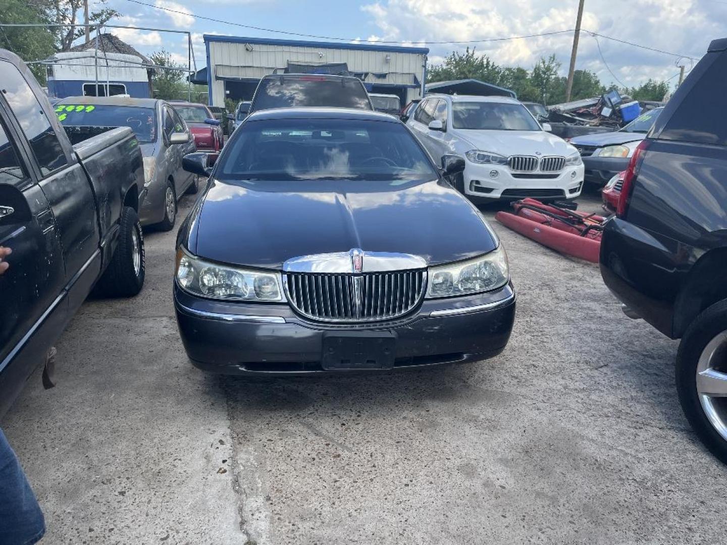 2000 GRAY LINCOLN TOWN CAR Executive (1LNHM81W1YY) with an 4.6L V8 SOHC 16V engine, AUTOMATIC transmission, located at 2303 West Mt. Houston, Houston, Texas, 77038, (281) 507-3956, 29.771597, -95.339569 - Photo#0