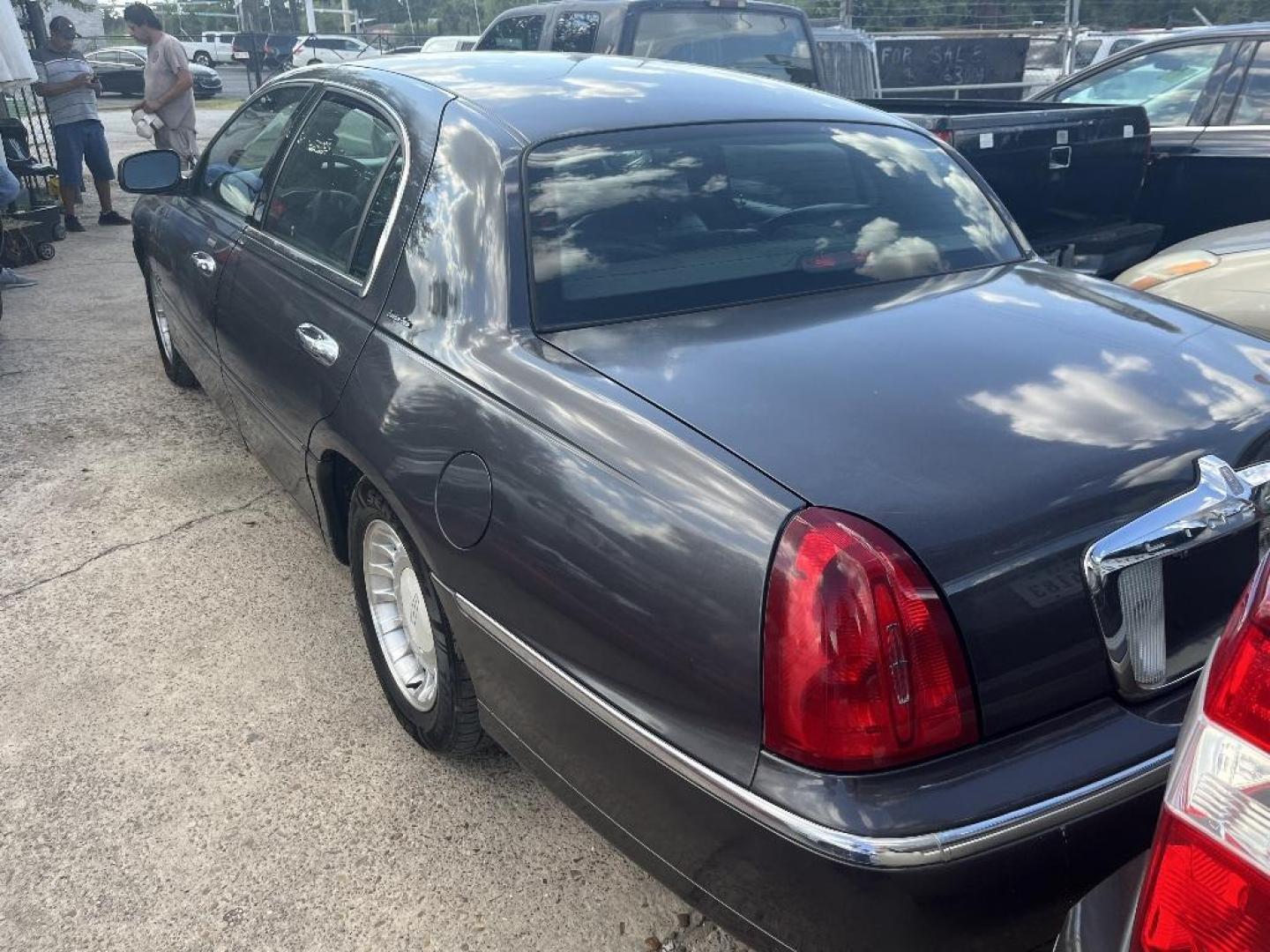 2000 GRAY LINCOLN TOWN CAR Executive (1LNHM81W1YY) with an 4.6L V8 SOHC 16V engine, AUTOMATIC transmission, located at 2303 West Mt. Houston, Houston, Texas, 77038, (281) 507-3956, 29.771597, -95.339569 - Photo#3