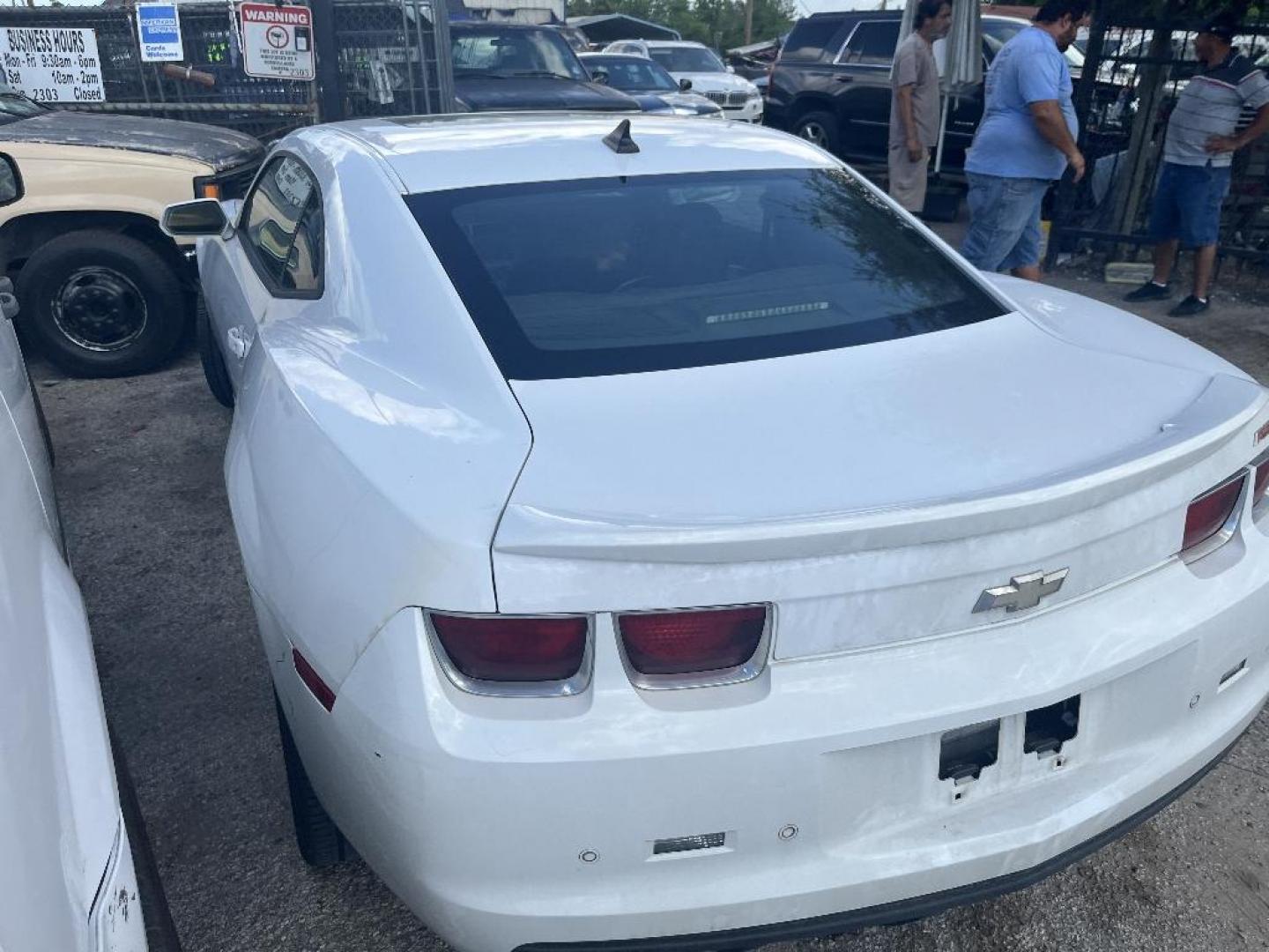 2011 WHITE CHEVROLET CAMARO 2LT Coupe (2G1FC1ED0B9) with an 3.6L V6 DOHC 24V engine, AUTOMATIC transmission, located at 2303 West Mt. Houston, Houston, Texas, 77038, (281) 507-3956, 29.771597, -95.339569 - Photo#3