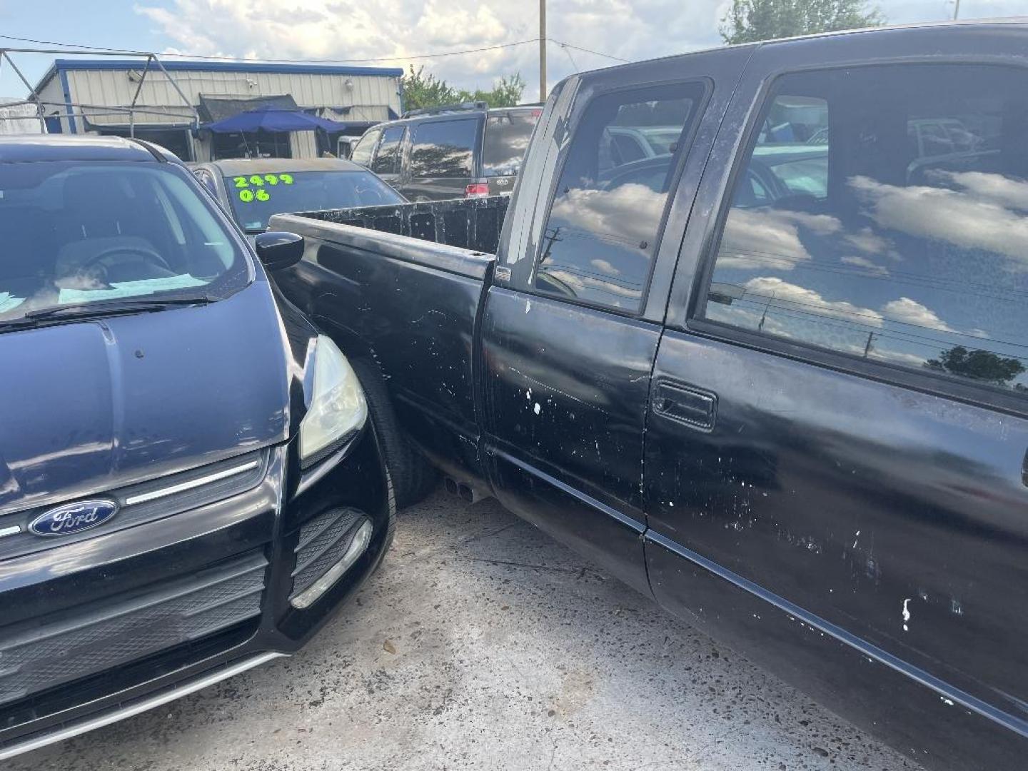 1995 BLACK CHEVROLET C/K 1500 Ext. Cab 6.5-ft. Bed 2WD (2GCEC19K4S1) with an 5.7L V8 OHV 16V engine, AUTOMATIC transmission, located at 2303 West Mt. Houston, Houston, Texas, 77038, (281) 507-3956, 29.771597, -95.339569 - Photo#2