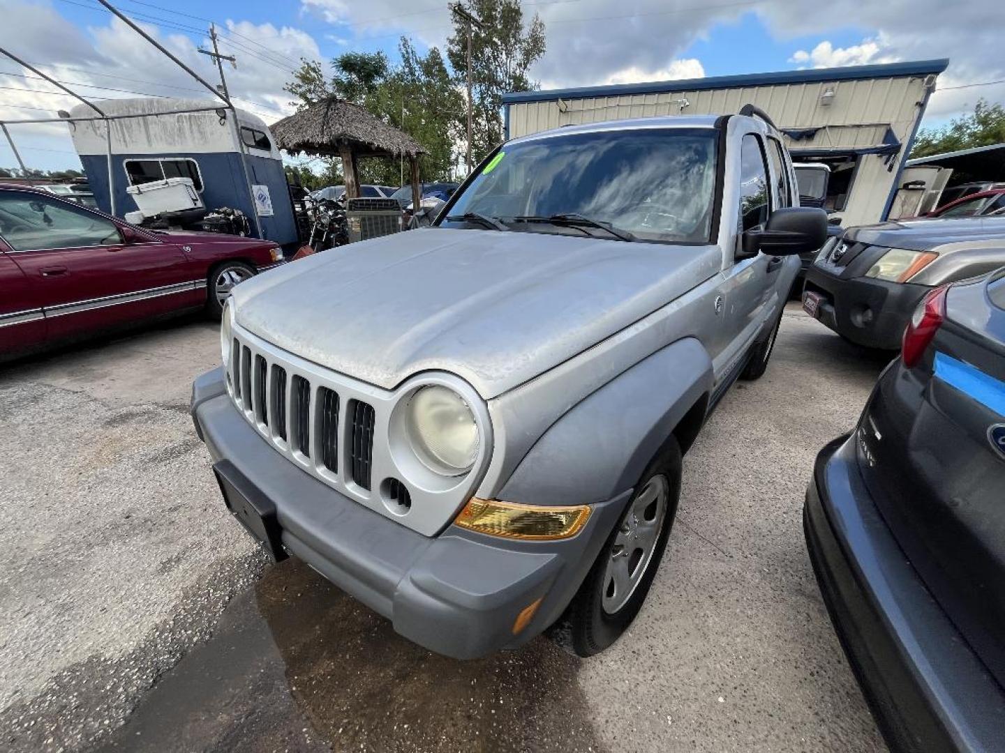 2005 GRAY JEEP LIBERTY Sport 4WD (1J4GL48KX5W) with an 3.7L V6 SOHC 12V engine, AUTOMATIC transmission, located at 2303 West Mt. Houston, Houston, Texas, 77038, (281) 507-3956, 29.771597, -95.339569 - Photo#0