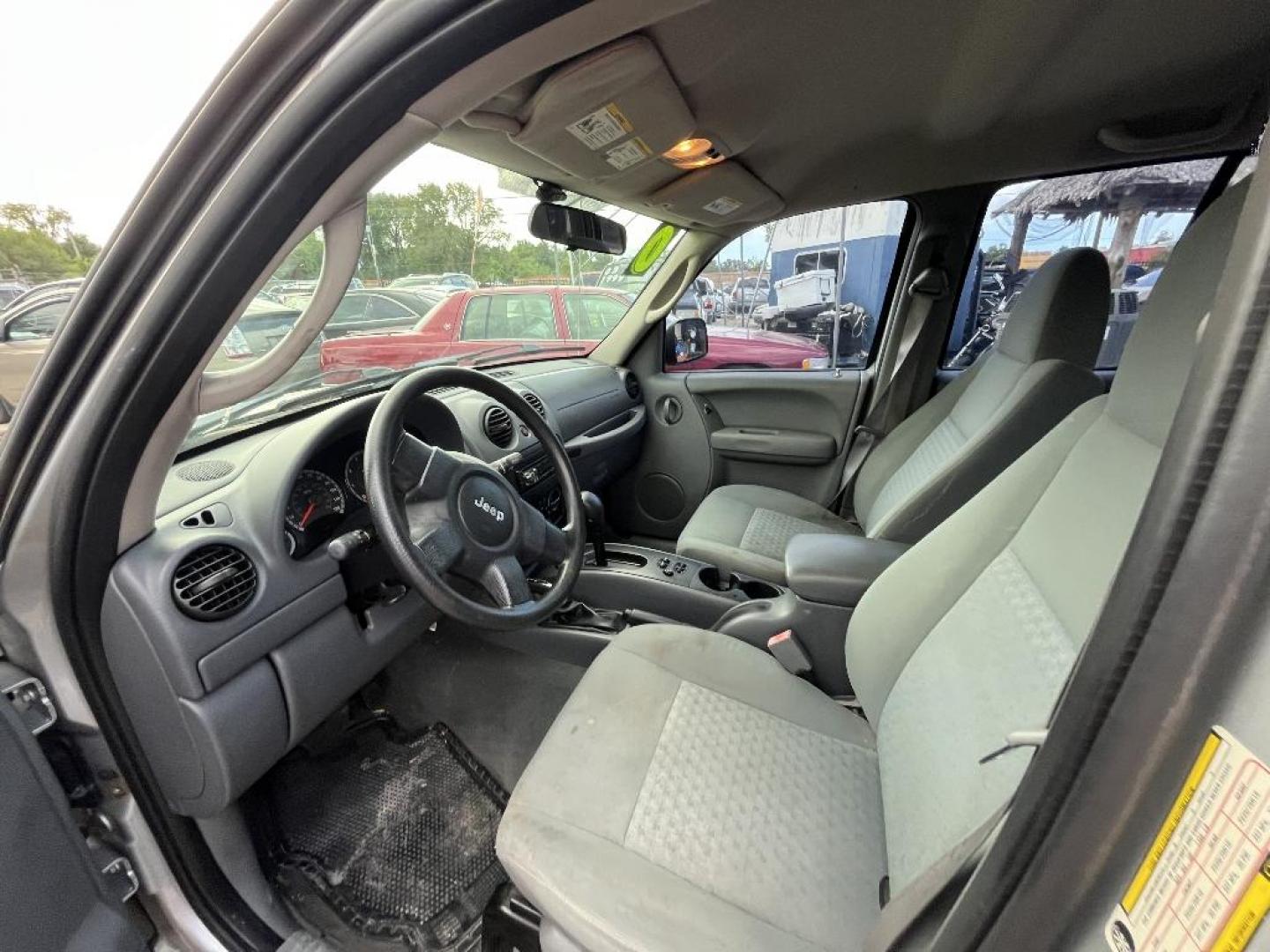 2005 GRAY JEEP LIBERTY Sport 4WD (1J4GL48KX5W) with an 3.7L V6 SOHC 12V engine, AUTOMATIC transmission, located at 2303 West Mt. Houston, Houston, Texas, 77038, (281) 507-3956, 29.771597, -95.339569 - Photo#4