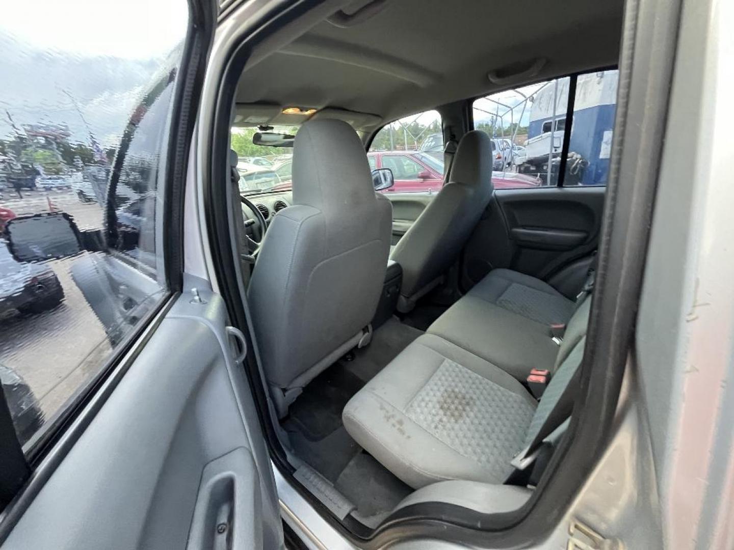 2005 GRAY JEEP LIBERTY Sport 4WD (1J4GL48KX5W) with an 3.7L V6 SOHC 12V engine, AUTOMATIC transmission, located at 2303 West Mt. Houston, Houston, Texas, 77038, (281) 507-3956, 29.771597, -95.339569 - Photo#5