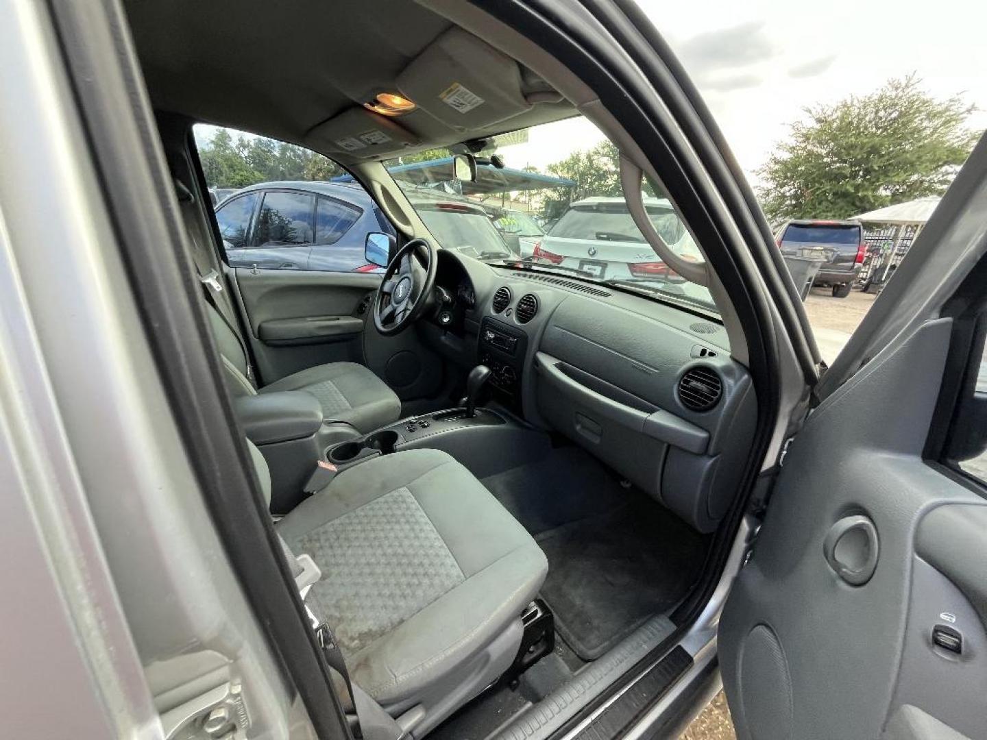 2005 GRAY JEEP LIBERTY Sport 4WD (1J4GL48KX5W) with an 3.7L V6 SOHC 12V engine, AUTOMATIC transmission, located at 2303 West Mt. Houston, Houston, Texas, 77038, (281) 507-3956, 29.771597, -95.339569 - Photo#7