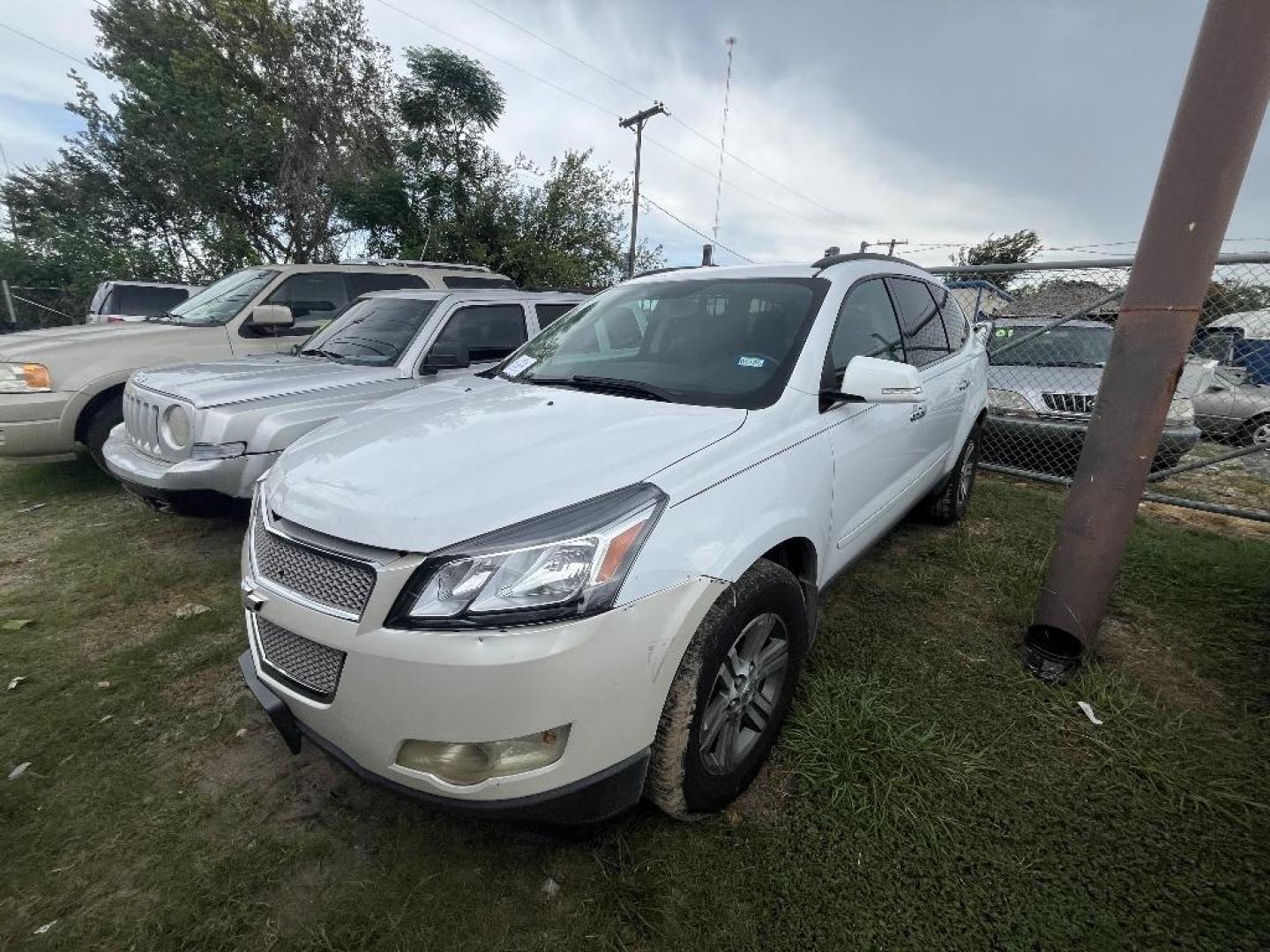 2016 WHITE CHEVROLET TRAVERSE 1LT FWD (1GNKRGKD2GJ) with an 3.6L V6 DOHC 24V engine, AUTOMATIC transmission, located at 2303 West Mt. Houston, Houston, Texas, 77038, (281) 507-3956, 29.771597, -95.339569 - Photo#0