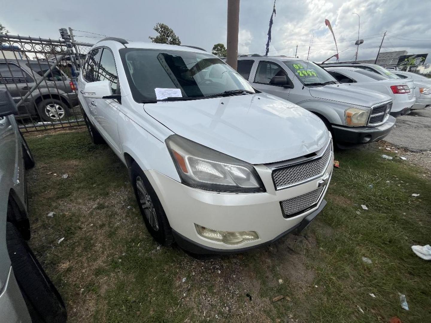 2016 WHITE CHEVROLET TRAVERSE 1LT FWD (1GNKRGKD2GJ) with an 3.6L V6 DOHC 24V engine, AUTOMATIC transmission, located at 2303 West Mt. Houston, Houston, Texas, 77038, (281) 507-3956, 29.771597, -95.339569 - Photo#1