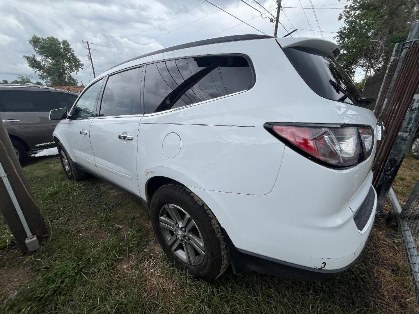 2016 WHITE CHEVROLET TRAVERSE 1LT FWD (1GNKRGKD2GJ) with an 3.6L V6 DOHC 24V engine, AUTOMATIC transmission, located at 2303 West Mt. Houston, Houston, Texas, 77038, (281) 507-3956, 29.771597, -95.339569 - Photo#2