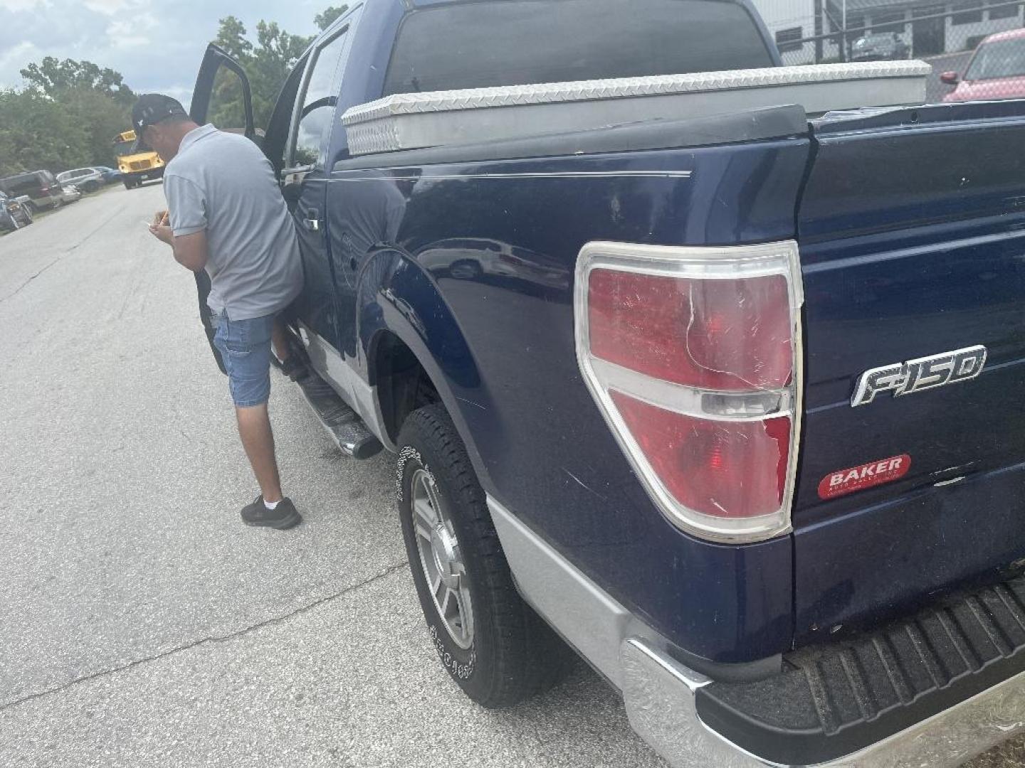 2010 BLUE FORD F-150 Lariat SuperCrew 5.5-ft. Bed 2WD (1FTEW1C84AK) with an 4.6L V8 SOHC 24V engine, AUTOMATIC transmission, located at 2303 West Mt. Houston, Houston, Texas, 77038, (281) 507-3956, 29.771597, -95.339569 - Photo#5