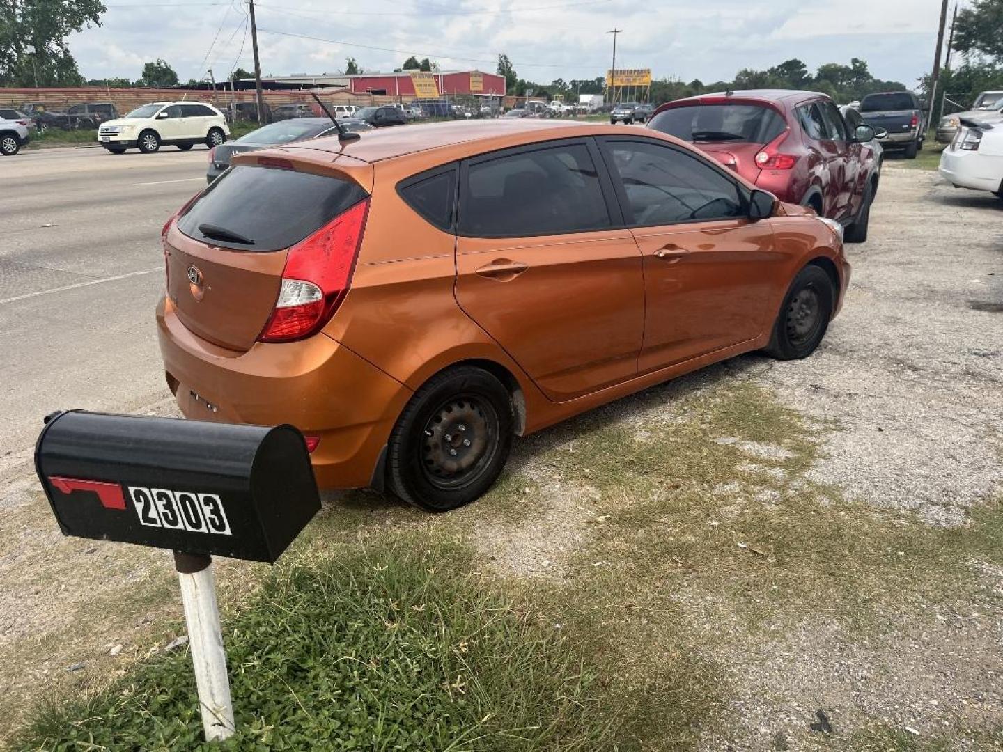 2015 ORANGE HYUNDAI ACCENT GS 5-Door 6A (KMHCT5AE1FU) with an 1.6L L4 DOHC 16V engine, AUTOMATIC transmission, located at 2303 West Mt. Houston, Houston, Texas, 77038, (281) 507-3956, 29.771597, -95.339569 - Photo#3