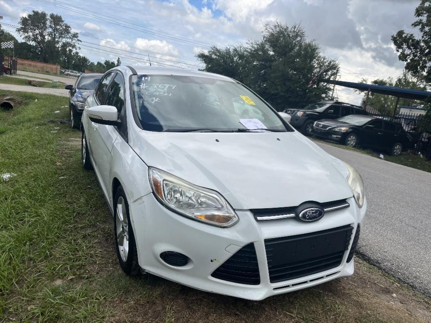 2014 WHITE FORD FOCUS SE Hatch (1FADP3K20EL) with an 2.0L L4 DOHC 16V engine, AUTOMATIC transmission, located at 2303 West Mt. Houston, Houston, Texas, 77038, (281) 507-3956, 29.771597, -95.339569 - Photo#0