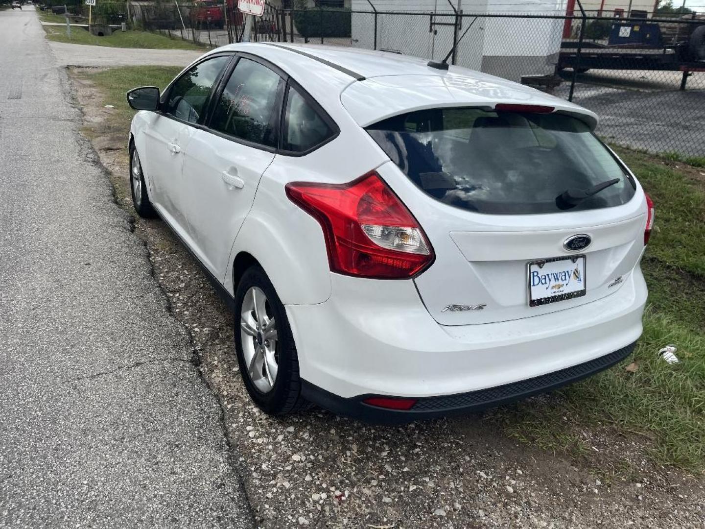 2014 WHITE FORD FOCUS SE Hatch (1FADP3K20EL) with an 2.0L L4 DOHC 16V engine, AUTOMATIC transmission, located at 2303 West Mt. Houston, Houston, Texas, 77038, (281) 507-3956, 29.771597, -95.339569 - Photo#2