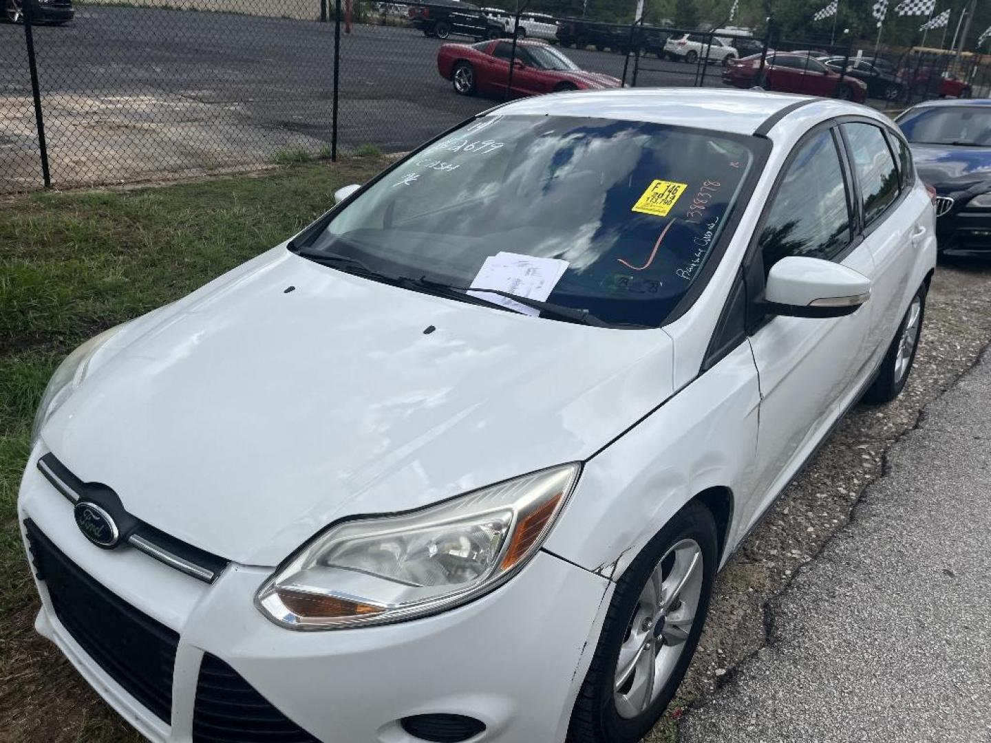 2014 WHITE FORD FOCUS SE Hatch (1FADP3K20EL) with an 2.0L L4 DOHC 16V engine, AUTOMATIC transmission, located at 2303 West Mt. Houston, Houston, Texas, 77038, (281) 507-3956, 29.771597, -95.339569 - Photo#3