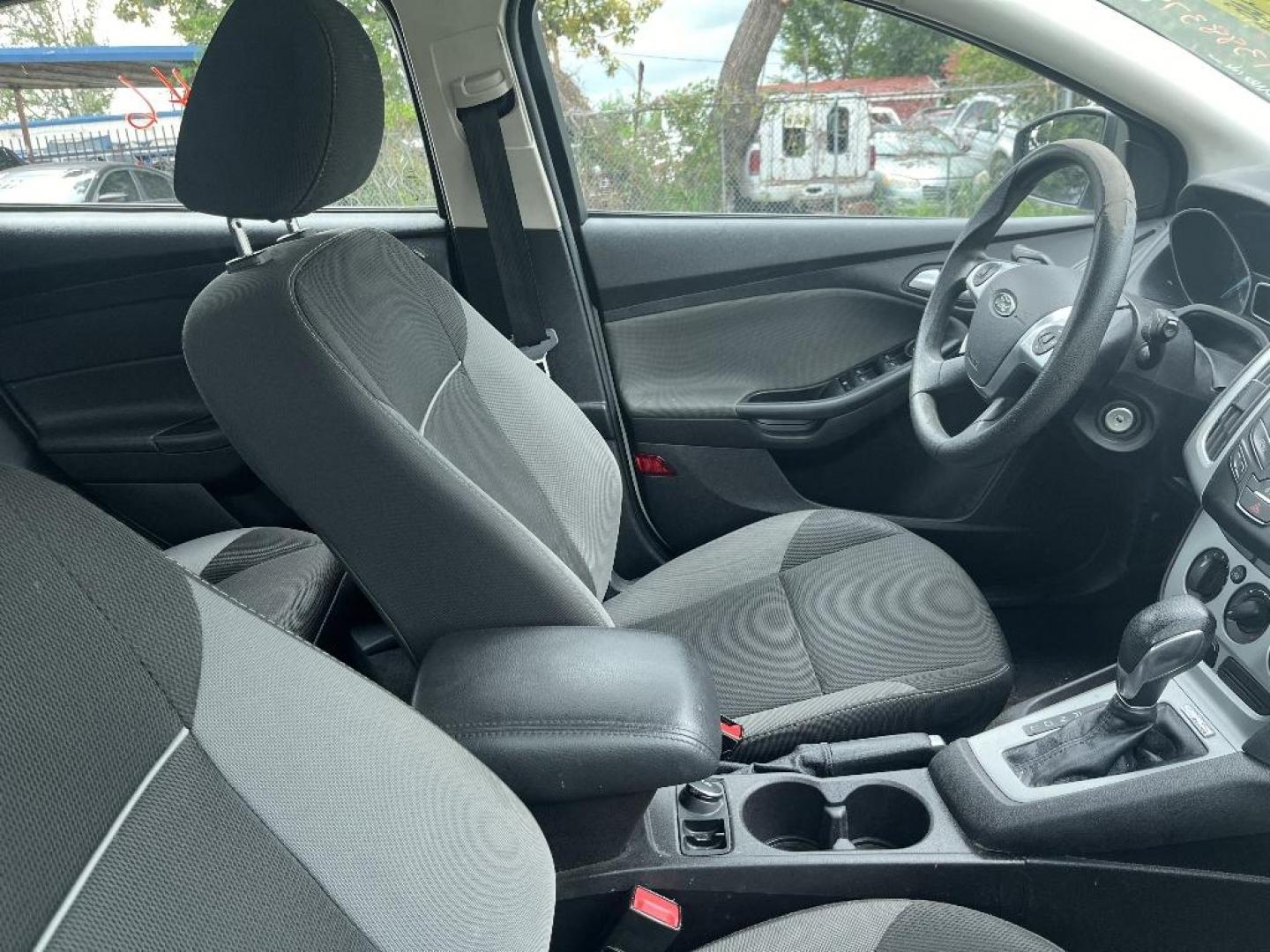 2014 WHITE FORD FOCUS SE Hatch (1FADP3K20EL) with an 2.0L L4 DOHC 16V engine, AUTOMATIC transmission, located at 2303 West Mt. Houston, Houston, Texas, 77038, (281) 507-3956, 29.771597, -95.339569 - Photo#4