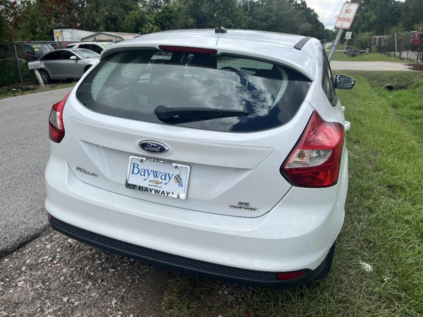 2014 WHITE FORD FOCUS SE Hatch (1FADP3K20EL) with an 2.0L L4 DOHC 16V engine, AUTOMATIC transmission, located at 2303 West Mt. Houston, Houston, Texas, 77038, (281) 507-3956, 29.771597, -95.339569 - Photo#6