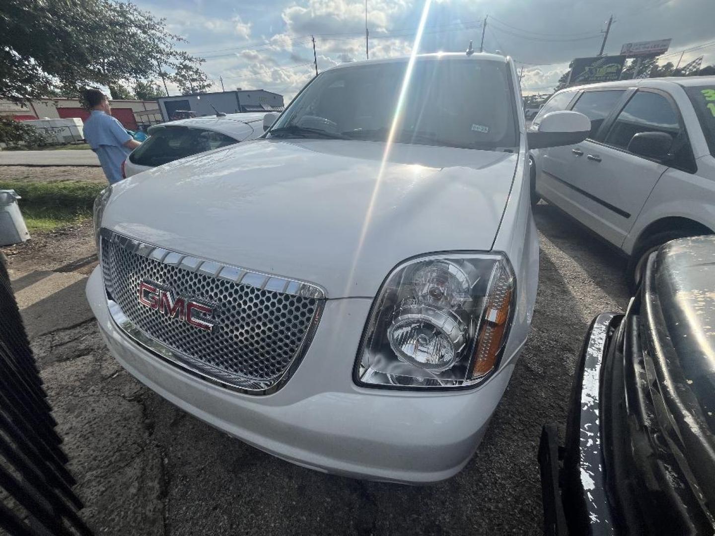 2011 WHITE GMC YUKON DENALI XL 4WD (1GKS2MEF1BR) with an 6.2L V8 OHV 16V engine, AUTOMATIC transmission, located at 2303 West Mt. Houston, Houston, Texas, 77038, (281) 507-3956, 29.771597, -95.339569 - Photo#0