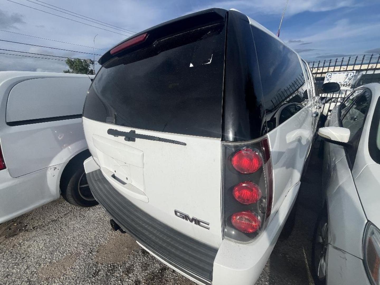 2011 WHITE GMC YUKON DENALI XL 4WD (1GKS2MEF1BR) with an 6.2L V8 OHV 16V engine, AUTOMATIC transmission, located at 2303 West Mt. Houston, Houston, Texas, 77038, (281) 507-3956, 29.771597, -95.339569 - Photo#1