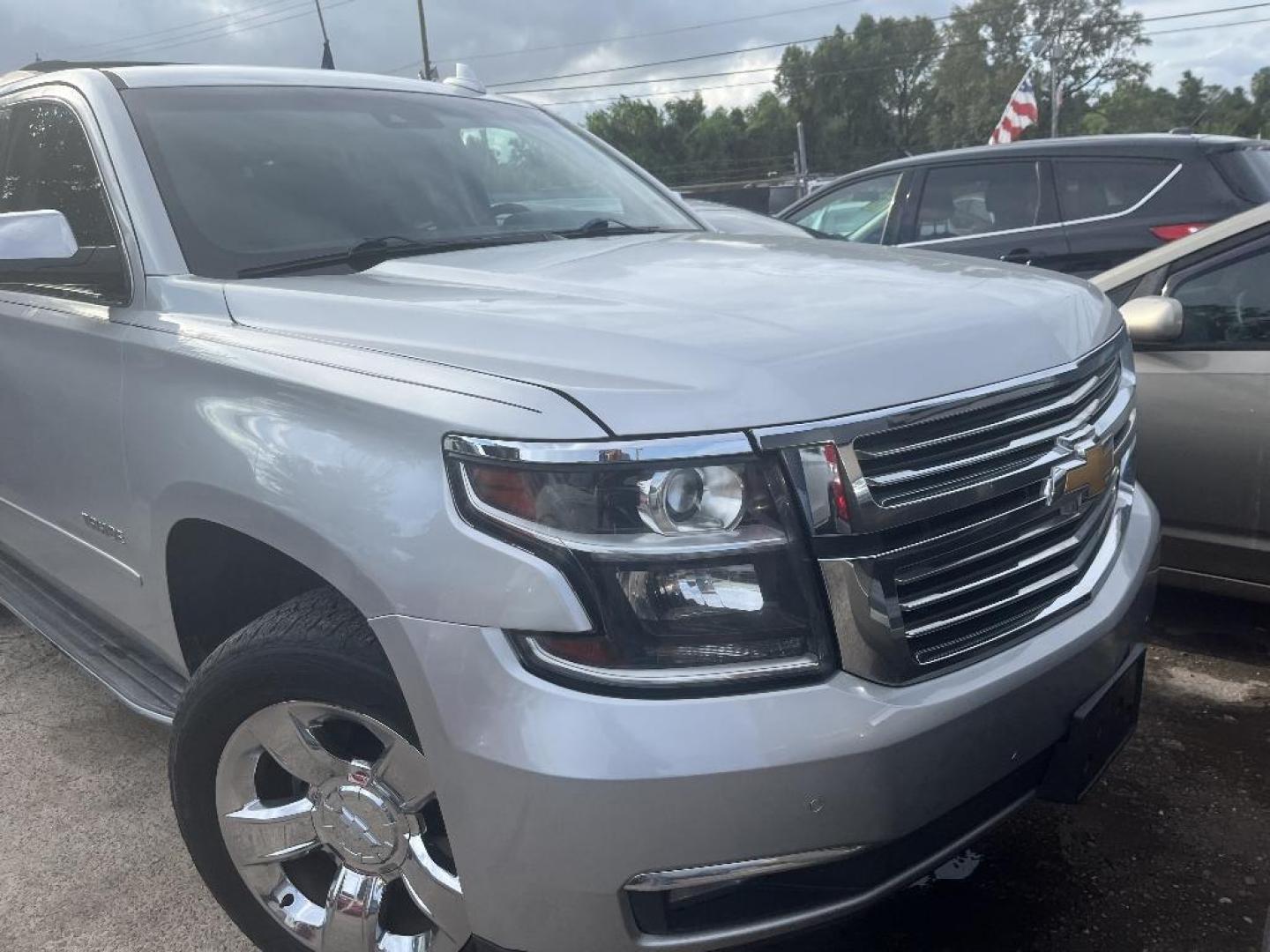 2017 GRAY CHEVROLET TAHOE Premier 2WD (1GNSCCKC5HR) with an 5.3L V8 OHV 16V engine, AUTOMATIC transmission, located at 2303 West Mt. Houston, Houston, Texas, 77038, (281) 507-3956, 29.771597, -95.339569 - Photo#0