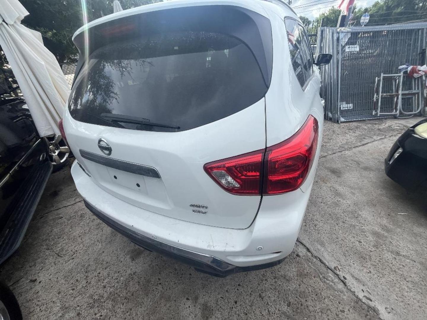 2018 WHITE NISSAN PATHFINDER Platinum 4WD (5N1DR2MM4JC) with an 3.5L V6 DOHC 24V engine, MANUAL transmission, located at 2303 West Mt. Houston, Houston, Texas, 77038, (281) 507-3956, 29.771597, -95.339569 - Photo#1