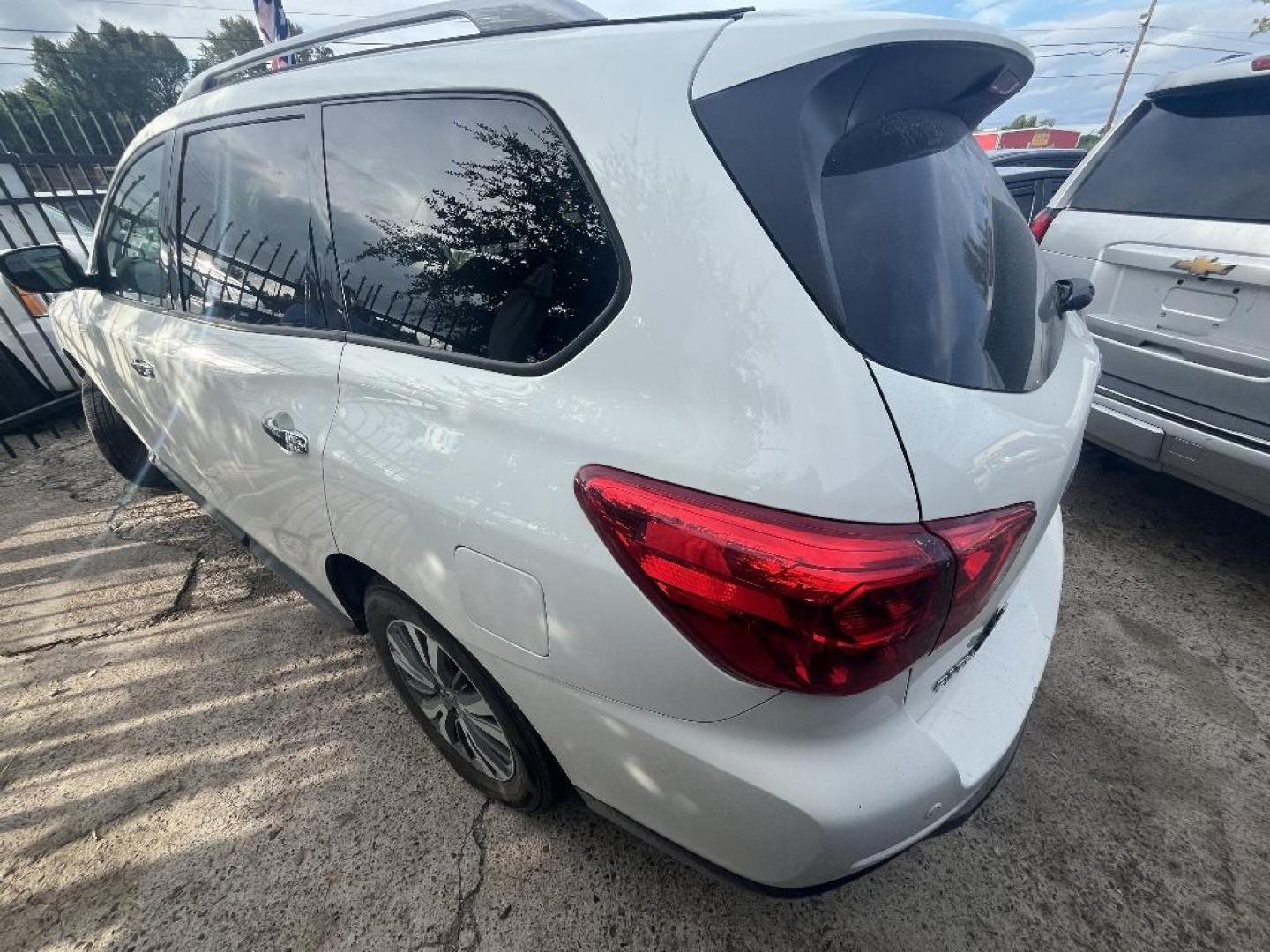 2018 WHITE NISSAN PATHFINDER Platinum 4WD (5N1DR2MM4JC) with an 3.5L V6 DOHC 24V engine, MANUAL transmission, located at 2303 West Mt. Houston, Houston, Texas, 77038, (281) 507-3956, 29.771597, -95.339569 - Photo#2