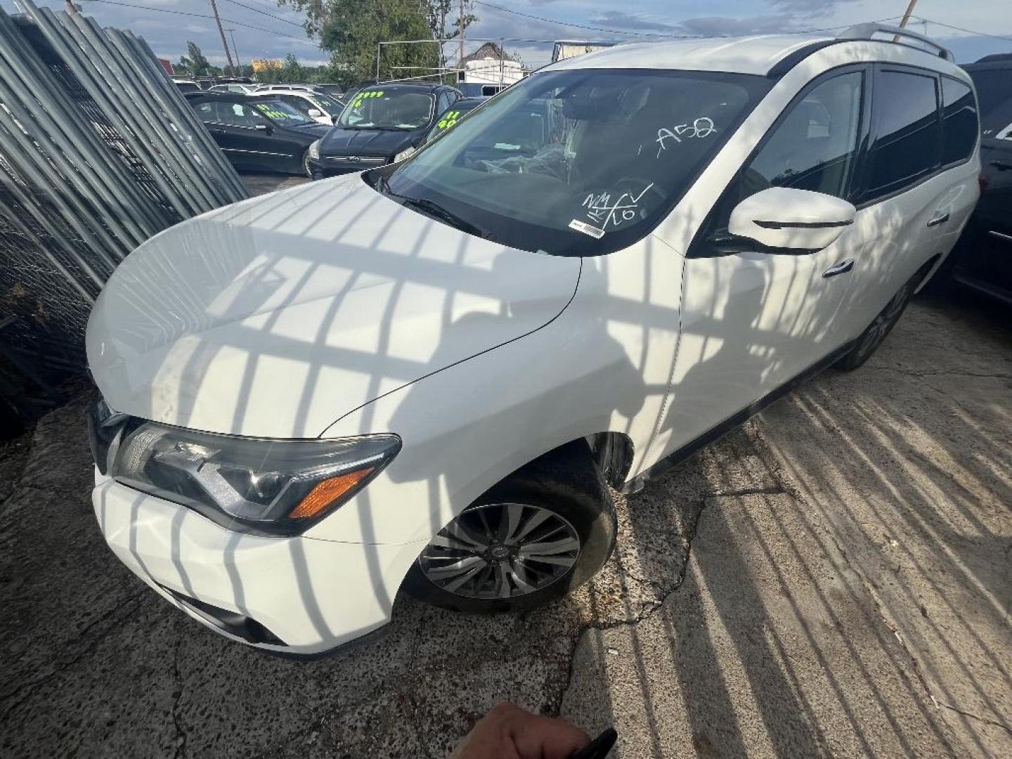 2018 WHITE NISSAN PATHFINDER Platinum 4WD (5N1DR2MM4JC) with an 3.5L V6 DOHC 24V engine, MANUAL transmission, located at 2303 West Mt. Houston, Houston, Texas, 77038, (281) 507-3956, 29.771597, -95.339569 - Photo#3