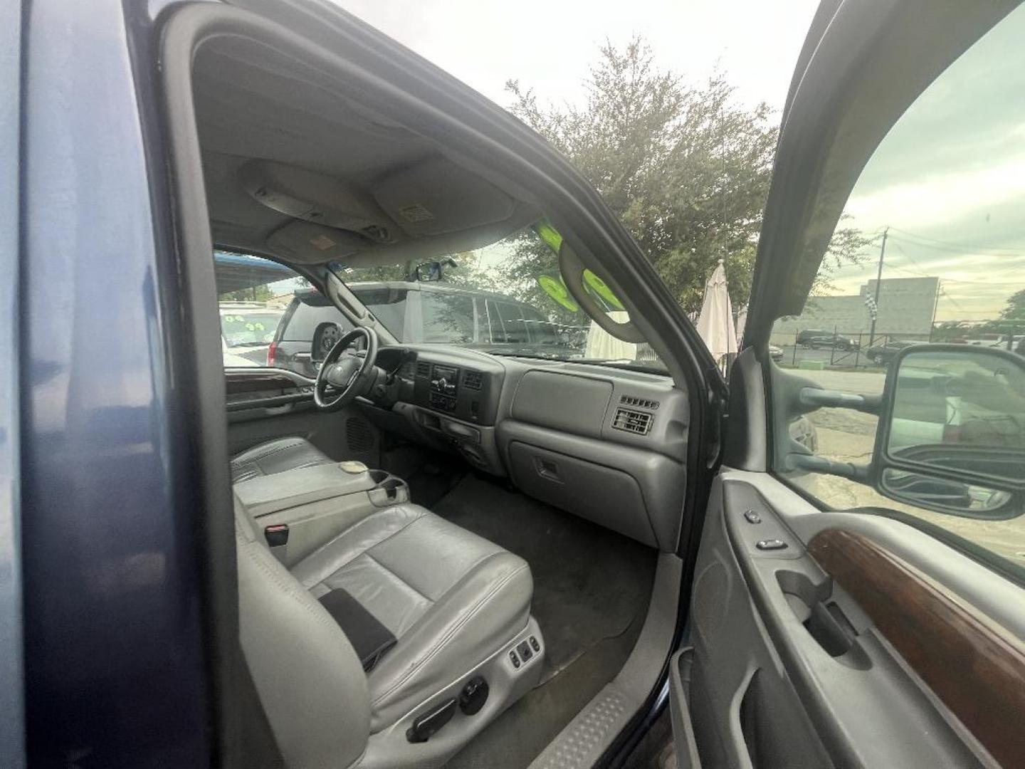 2004 BLUE FORD F-250 SD XL Crew Cab 2WD (1FTNW20P54E) with an 6.0L V8 OHV 32V TURBO DIESEL engine, AUTOMATIC transmission, located at 2303 West Mt. Houston, Houston, Texas, 77038, (281) 507-3956, 29.771597, -95.339569 - Photo#4