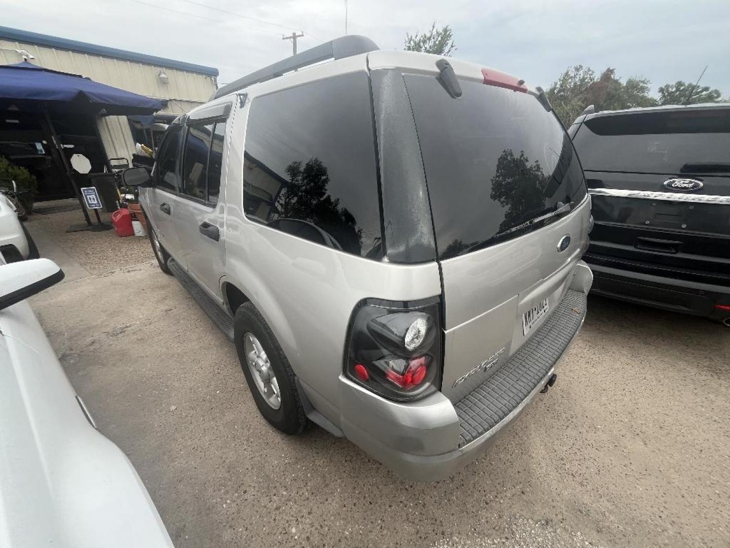 2005 BROWN FORD EXPLORER XLT 4.0L 4WD (1FMZU73K95U) with an 4.0L V6 SOHC 12V FFV engine, AUTOMATIC transmission, located at 2303 West Mt. Houston, Houston, Texas, 77038, (281) 507-3956, 29.771597, -95.339569 - Photo#2