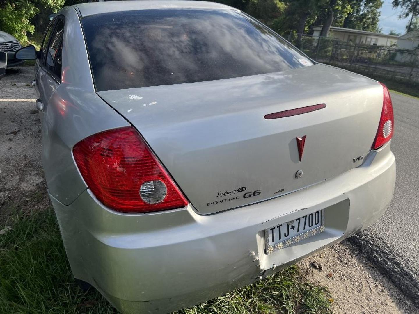 2005 GRAY PONTIAC G6 Base (1G2ZG528054) with an 3.5L V6 OHV 12V engine, AUTOMATIC transmission, located at 2303 West Mt. Houston, Houston, Texas, 77038, (281) 507-3956, 29.771597, -95.339569 - Photo#2