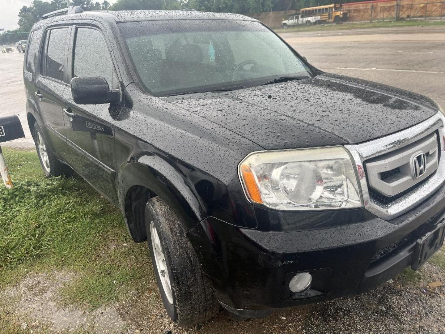 2011 BLACK HONDA PILOT EX-L 2WD 5-Spd AT (5FNYF3H56BB) with an 3.5L V6 SOHC 24V engine, AUTOMATIC transmission, located at 2303 West Mt. Houston, Houston, Texas, 77038, (281) 507-3956, 29.771597, -95.339569 - Photo#0