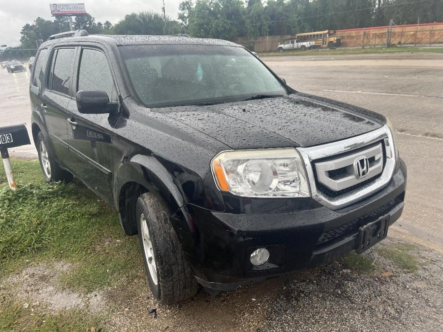 2011 BLACK HONDA PILOT EX-L 2WD 5-Spd AT (5FNYF3H56BB) with an 3.5L V6 SOHC 24V engine, AUTOMATIC transmission, located at 2303 West Mt. Houston, Houston, Texas, 77038, (281) 507-3956, 29.771597, -95.339569 - Photo#6