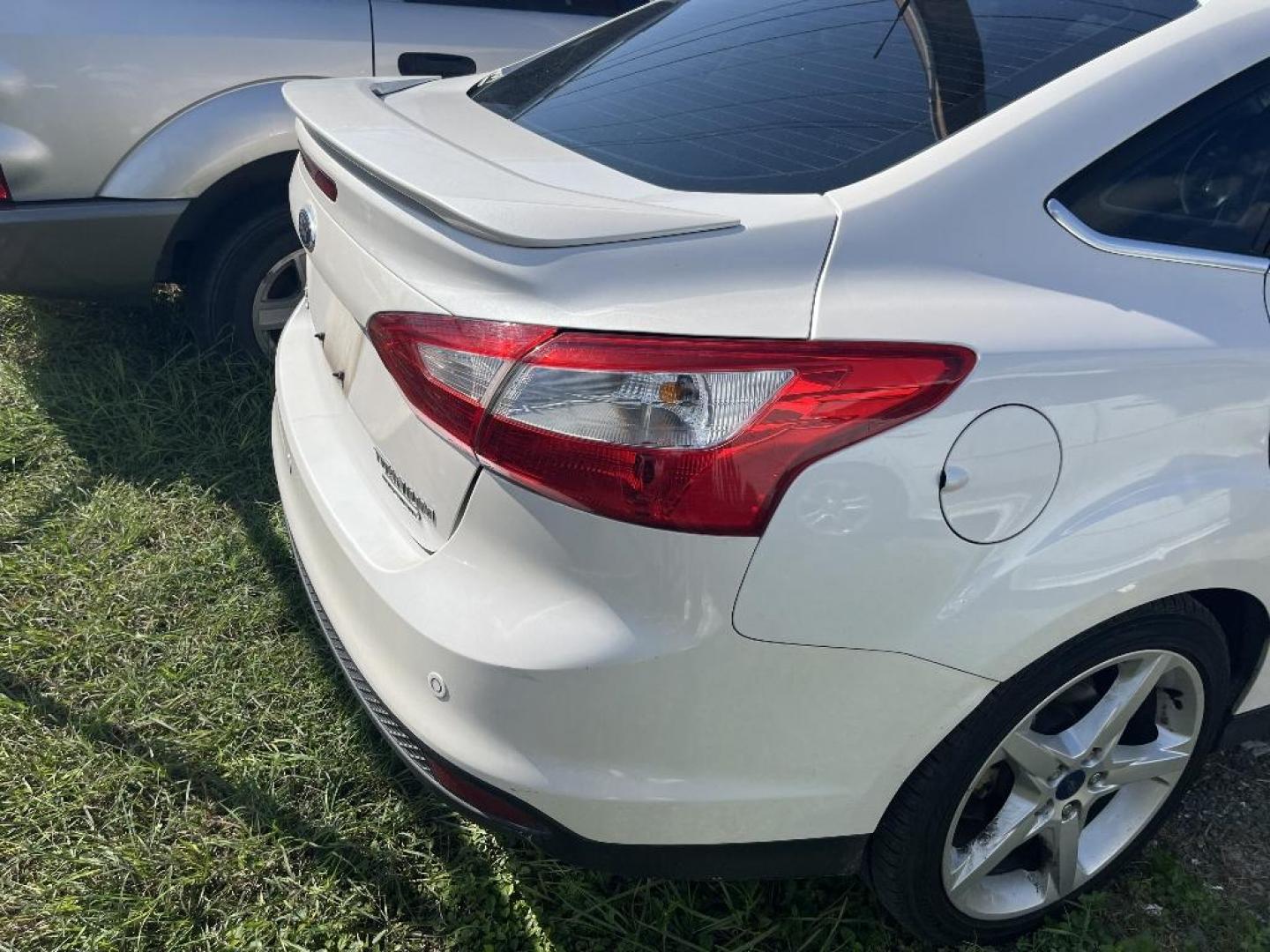 2014 WHITE FORD FOCUS Titanium Sedan (1FADP3J21EL) with an 2.0L L4 DOHC 16V engine, AUTOMATIC transmission, located at 2303 West Mt. Houston, Houston, Texas, 77038, (281) 507-3956, 29.771597, -95.339569 - Photo#3