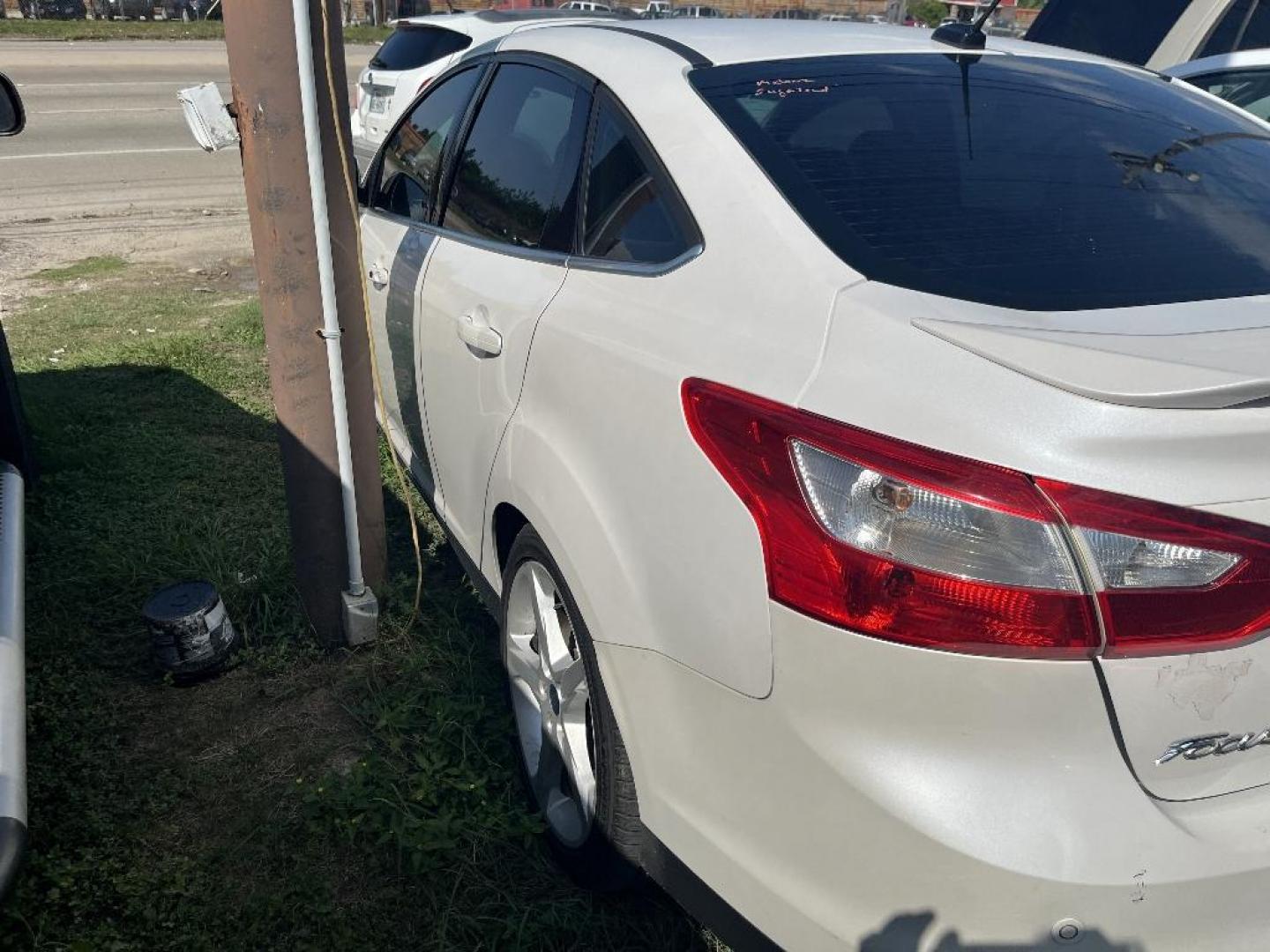 2014 WHITE FORD FOCUS Titanium Sedan (1FADP3J21EL) with an 2.0L L4 DOHC 16V engine, AUTOMATIC transmission, located at 2303 West Mt. Houston, Houston, Texas, 77038, (281) 507-3956, 29.771597, -95.339569 - Photo#4