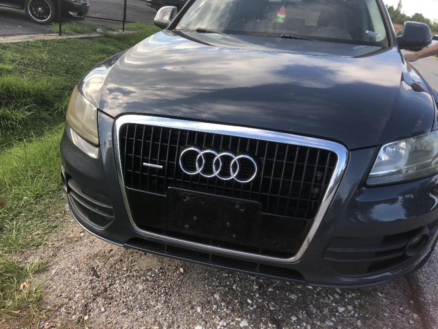 2009 BLACK AUDI Q5 3.2 quattro Premium (WA1KK78R49A) with an 3.2L V6 DOHC 24V engine, AUTOMATIC transmission, located at 2303 West Mt. Houston, Houston, Texas, 77038, (281) 507-3956, 29.771597, -95.339569 - Photo#5