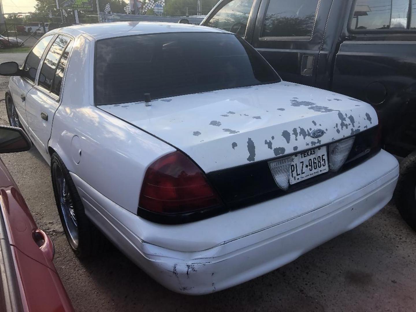 2008 WHITE FORD CROWN VICTORIA Police Interceptor (2FAHP71V08X) with an 4.6L V8 SOHC 16V FFV engine, 4-SPEED AUTOMATIC transmission, located at 2303 West Mt. Houston, Houston, Texas, 77038, (281) 507-3956, 29.771597, -95.339569 - Photo#5