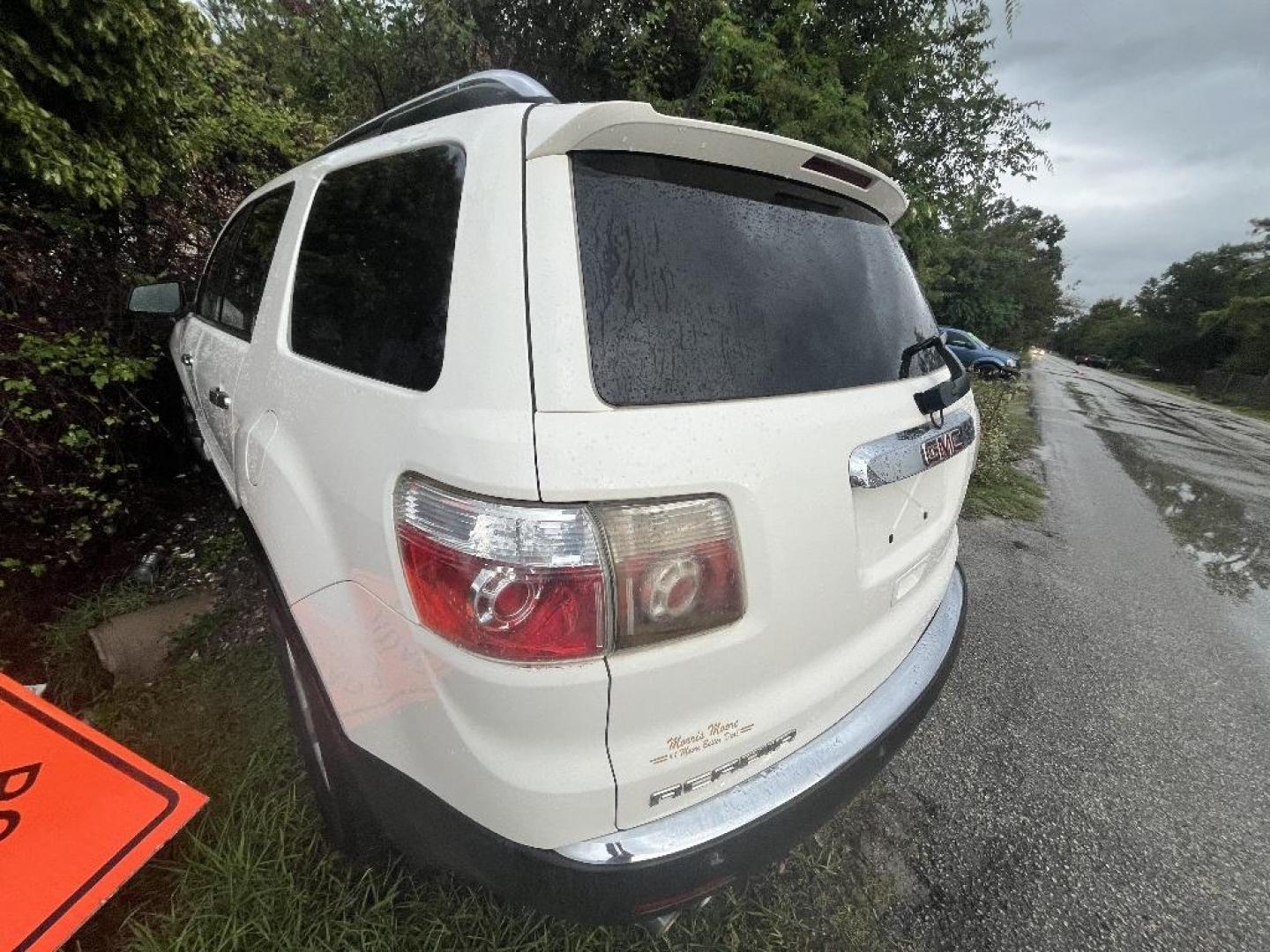 2007 WHITE GMC ACADIA SLE-1 FWD (1GKER13727J) with an 3.6L V6 DOHC 24V engine, AUTOMATIC transmission, located at 2303 West Mt. Houston, Houston, Texas, 77038, (281) 507-3956, 29.771597, -95.339569 - Photo#6