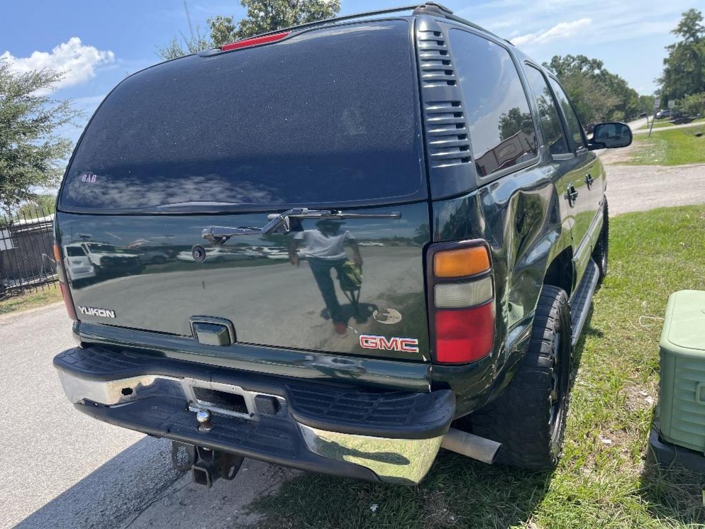 2004 GREEN GMC YUKON 2WD (1GKEC13Z24R) with an 5.3L V8 OHV 16V FFV engine, AUTOMATIC transmission, located at 2303 West Mt. Houston, Houston, Texas, 77038, (281) 507-3956, 29.771597, -95.339569 - Photo#6