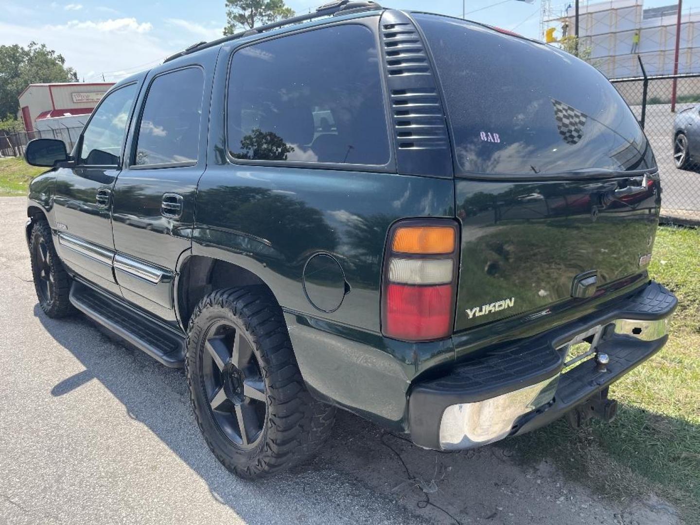 2004 GREEN GMC YUKON 2WD (1GKEC13Z24R) with an 5.3L V8 OHV 16V FFV engine, AUTOMATIC transmission, located at 2303 West Mt. Houston, Houston, Texas, 77038, (281) 507-3956, 29.771597, -95.339569 - Photo#7